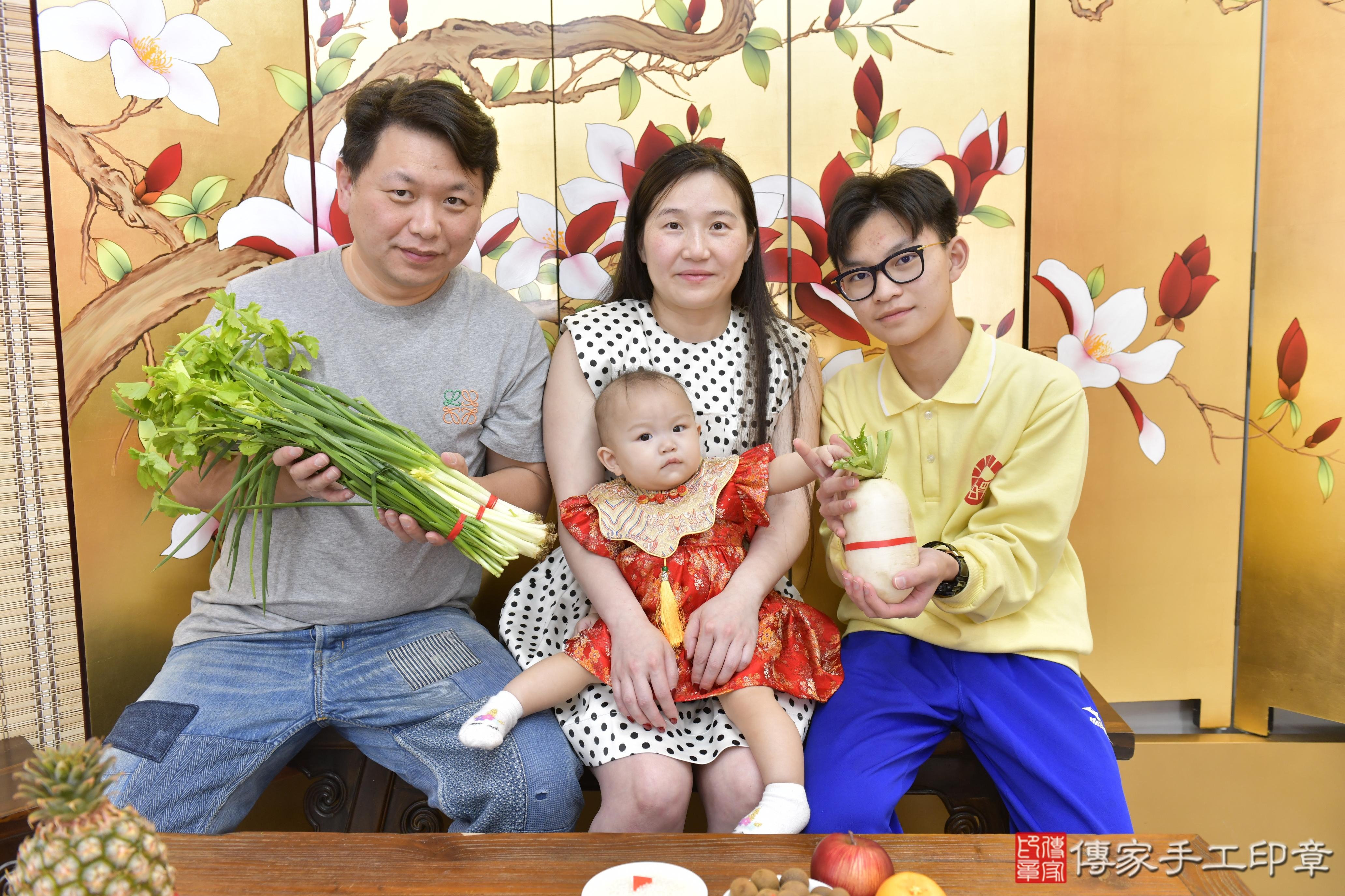 傳家手工印章新竹店、抓周、度脺、中國風會場、傳家嬰兒古禮、吉祥話、抓周道具物品24種、拍照。抓周證書。寶寶抓周、滿周歲、生日快樂、祝福