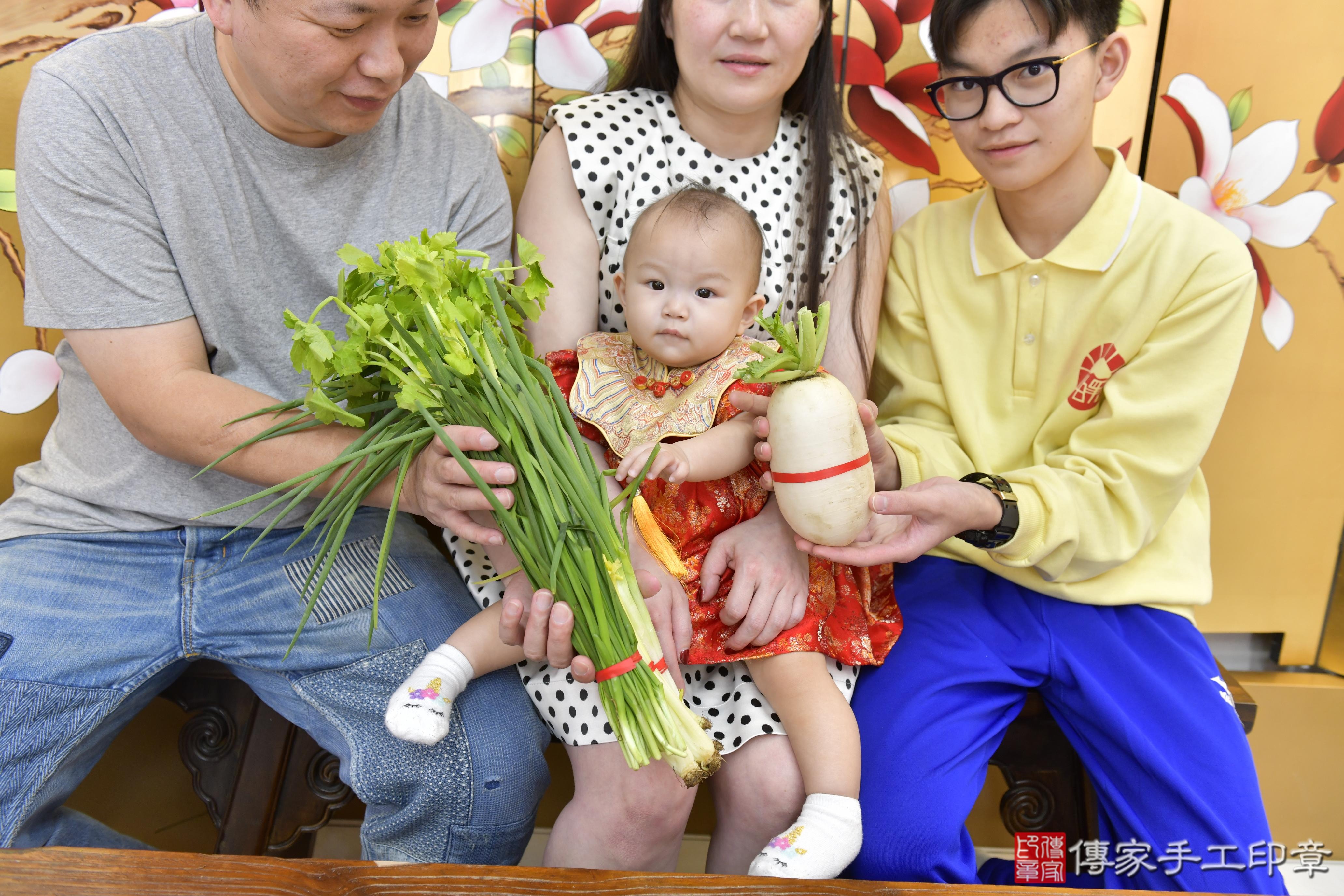 傳家手工印章新竹店、抓周、度脺、中國風會場、傳家嬰兒古禮、吉祥話、抓周道具物品24種、拍照。抓周證書。寶寶抓周、滿周歲、生日快樂、祝福