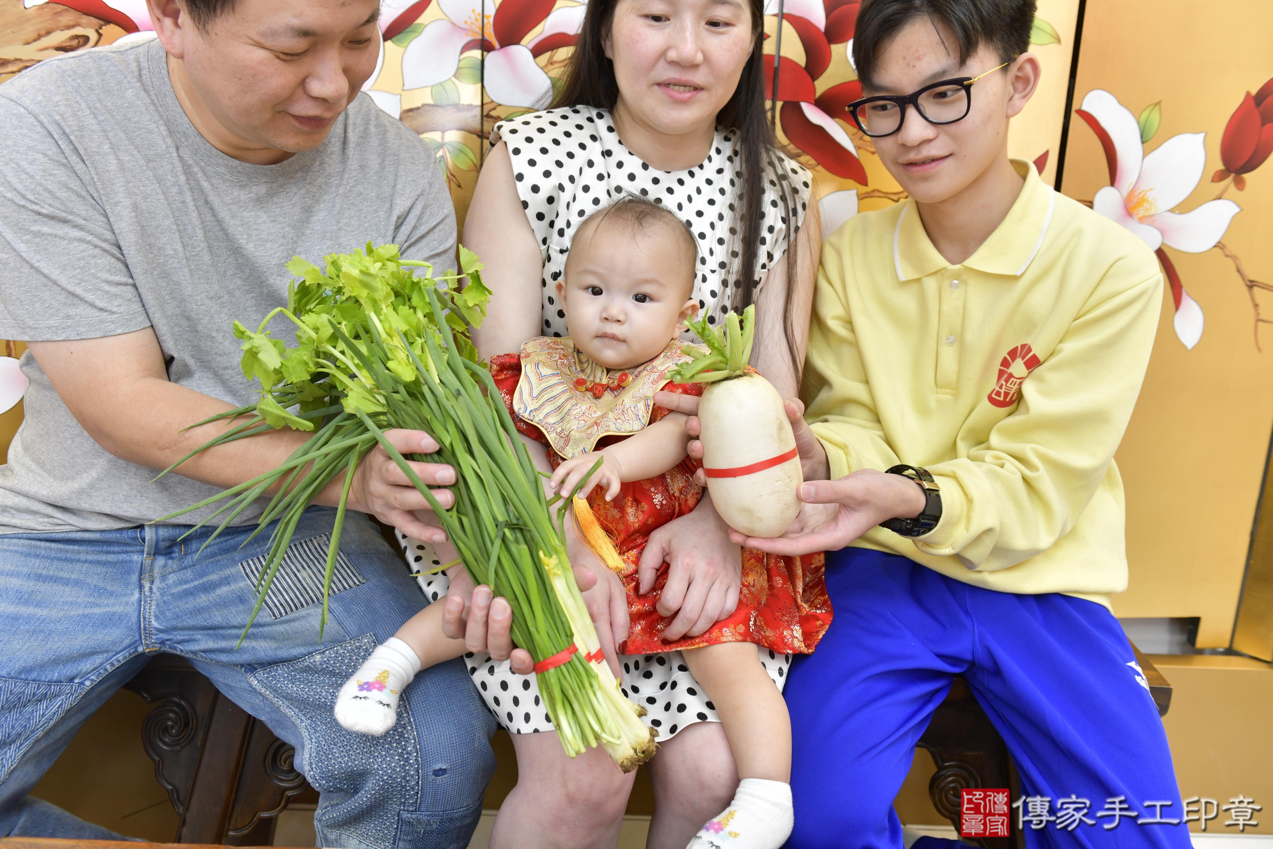 傳家手工印章新竹店、抓周、度脺、中國風會場、傳家嬰兒古禮、吉祥話、抓周道具物品24種、拍照。抓周證書。寶寶抓周、滿周歲、生日快樂、祝福