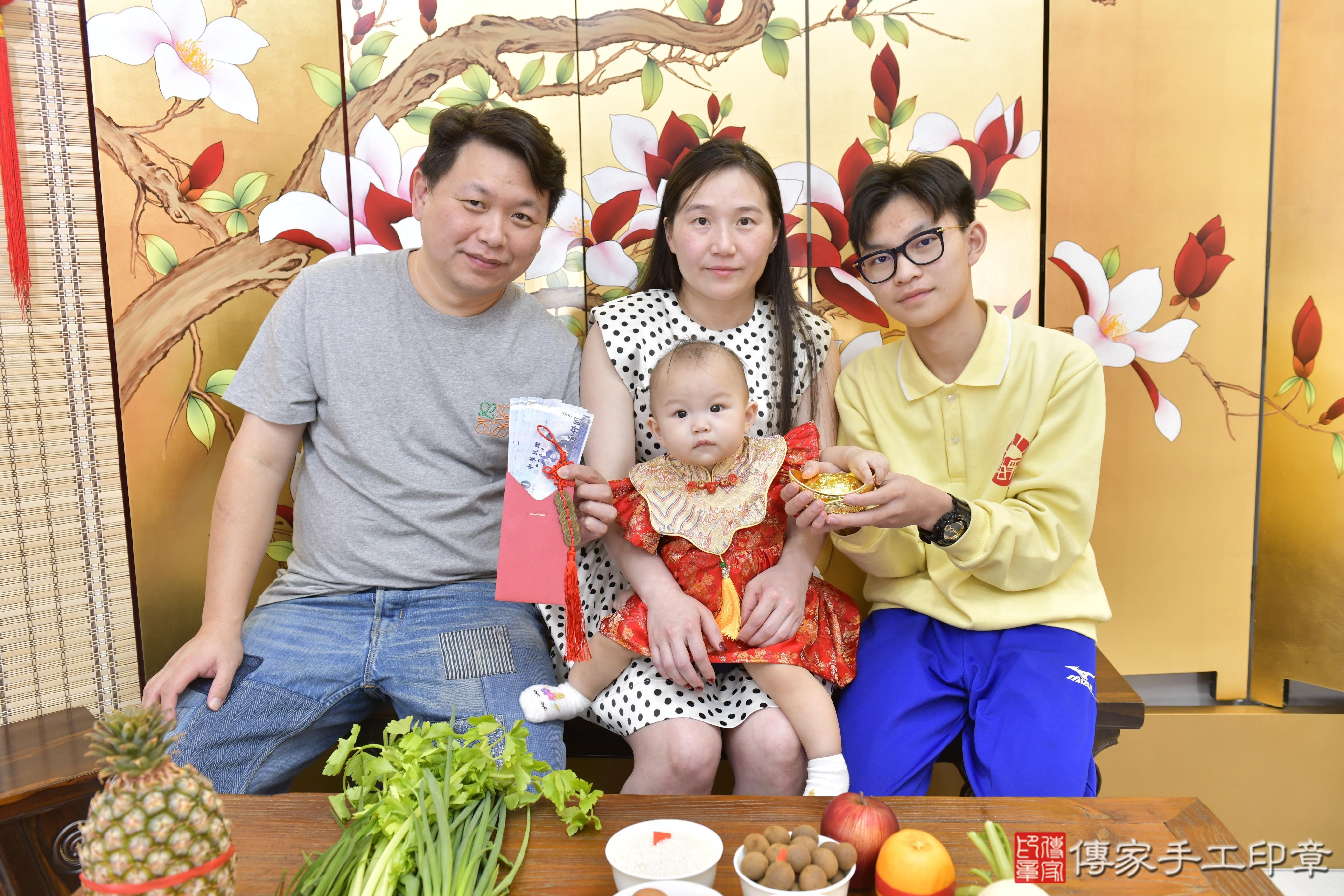 傳家手工印章新竹店、抓周、度脺、中國風會場、傳家嬰兒古禮、吉祥話、抓周道具物品24種、拍照。抓周證書。寶寶抓周、滿周歲、生日快樂、祝福