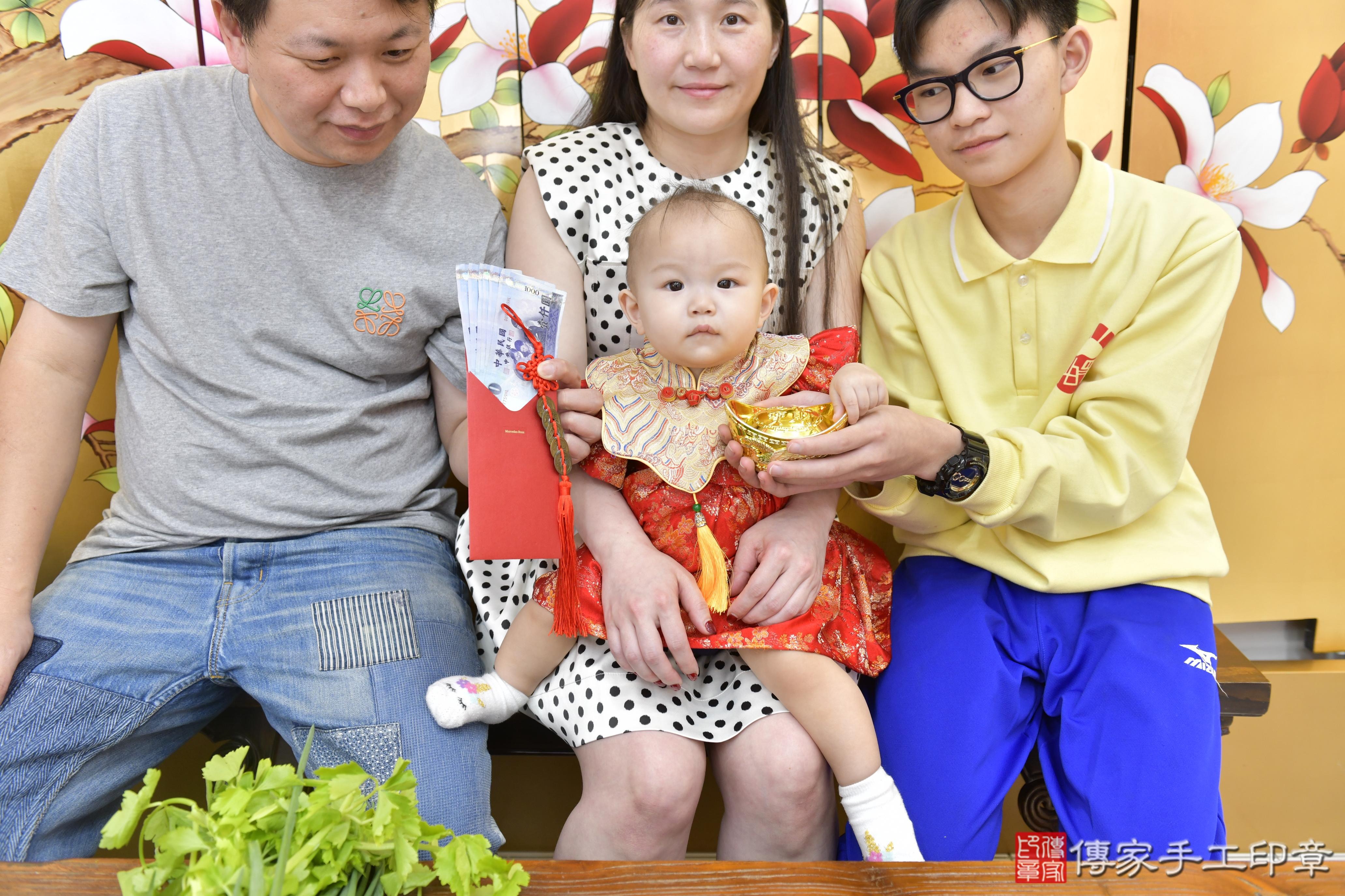 傳家手工印章新竹店、抓周、度脺、中國風會場、傳家嬰兒古禮、吉祥話、抓周道具物品24種、拍照。抓周證書。寶寶抓周、滿周歲、生日快樂、祝福