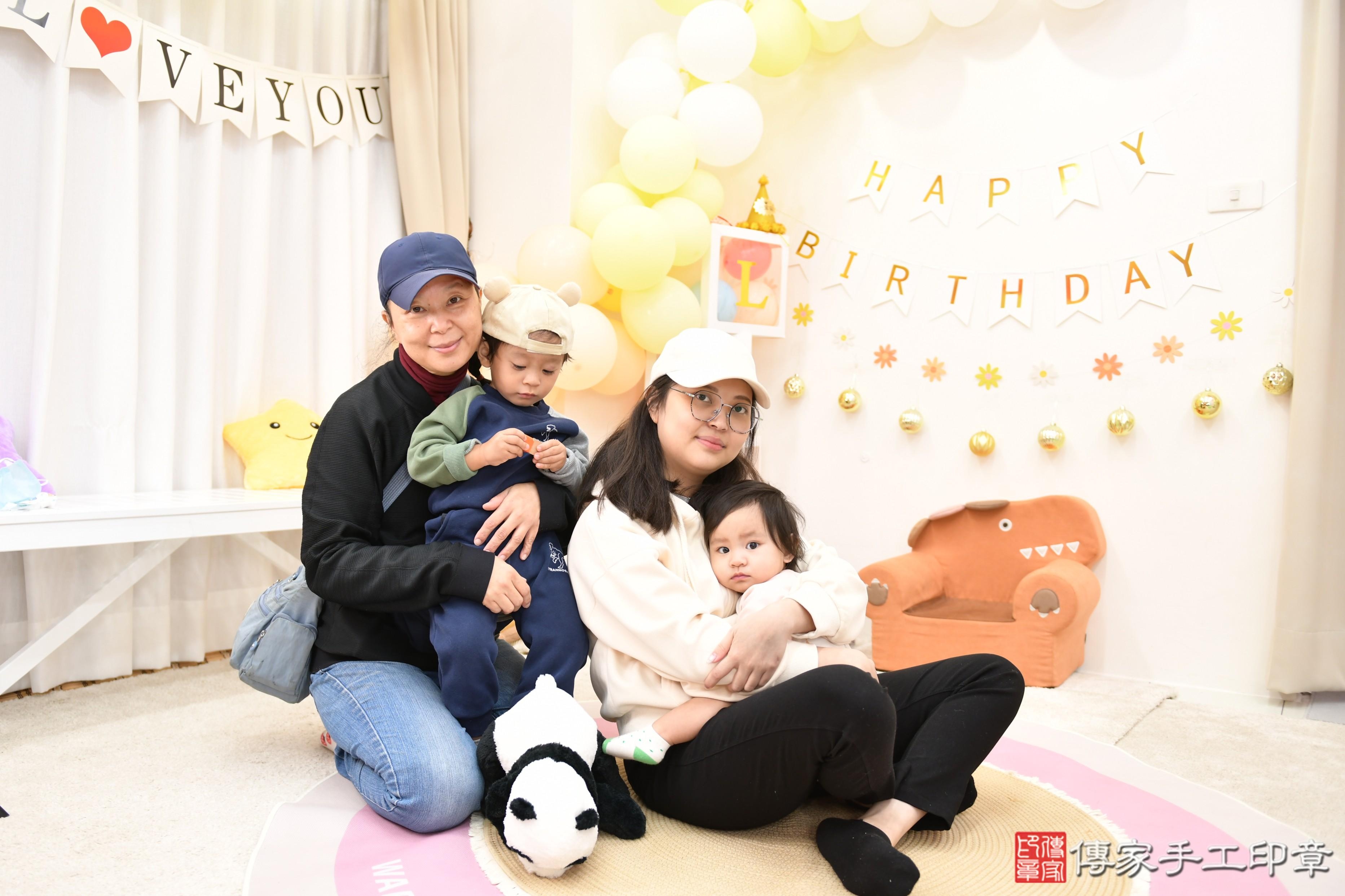 傳家手工印章高雄店、抓周、度脺、中國風會場、傳家嬰兒古禮、吉祥話、抓周道具物品24種、拍照。抓周證書。寶寶抓周、滿周歲、生日快樂、祝福