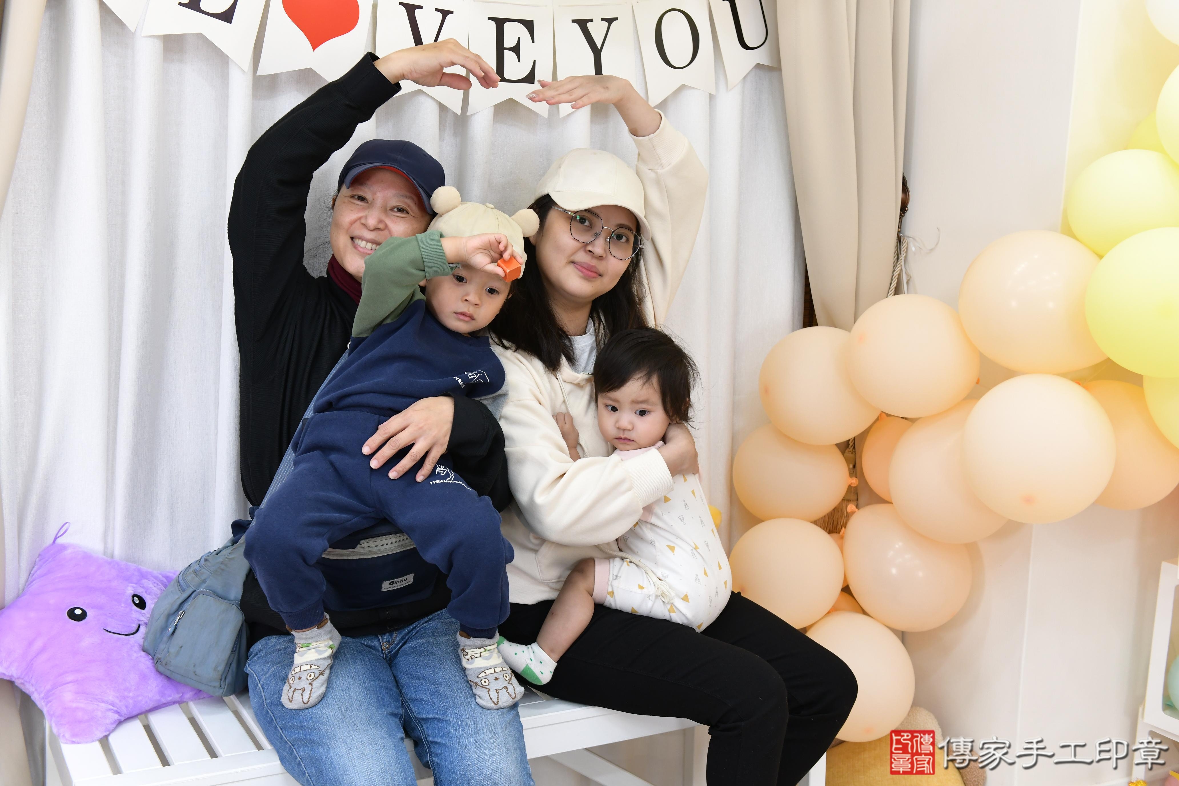 傳家手工印章高雄店、抓周、度脺、中國風會場、傳家嬰兒古禮、吉祥話、抓周道具物品24種、拍照。抓周證書。寶寶抓周、滿周歲、生日快樂、祝福