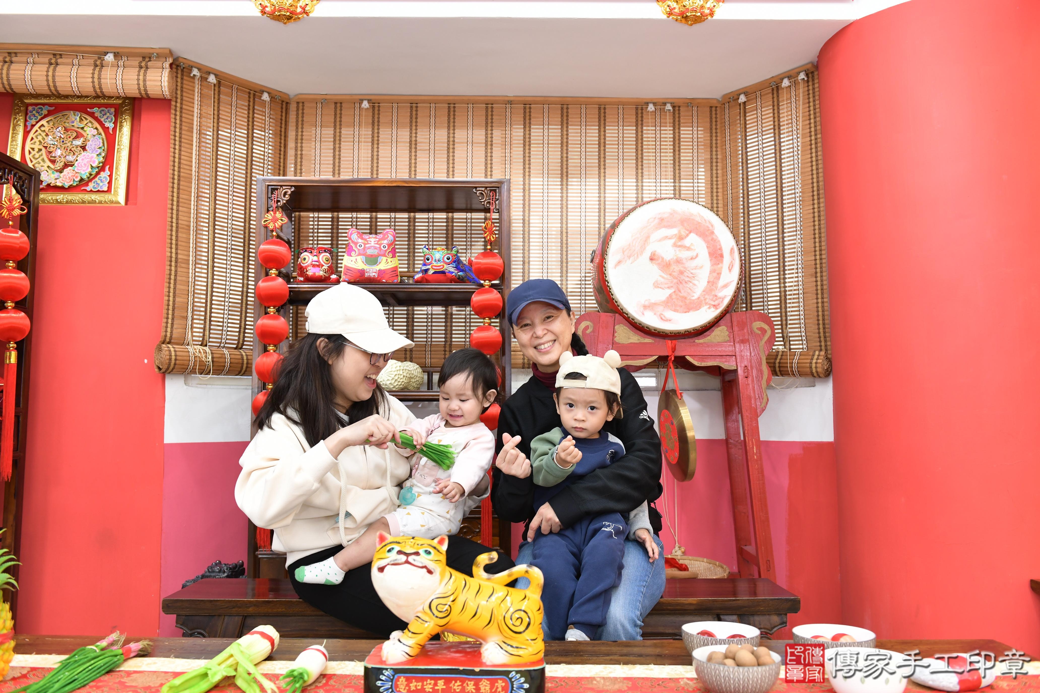 傳家手工印章高雄店、抓周、度脺、中國風會場、傳家嬰兒古禮、吉祥話、抓周道具物品24種、拍照。抓周證書。寶寶抓周、滿周歲、生日快樂、祝福