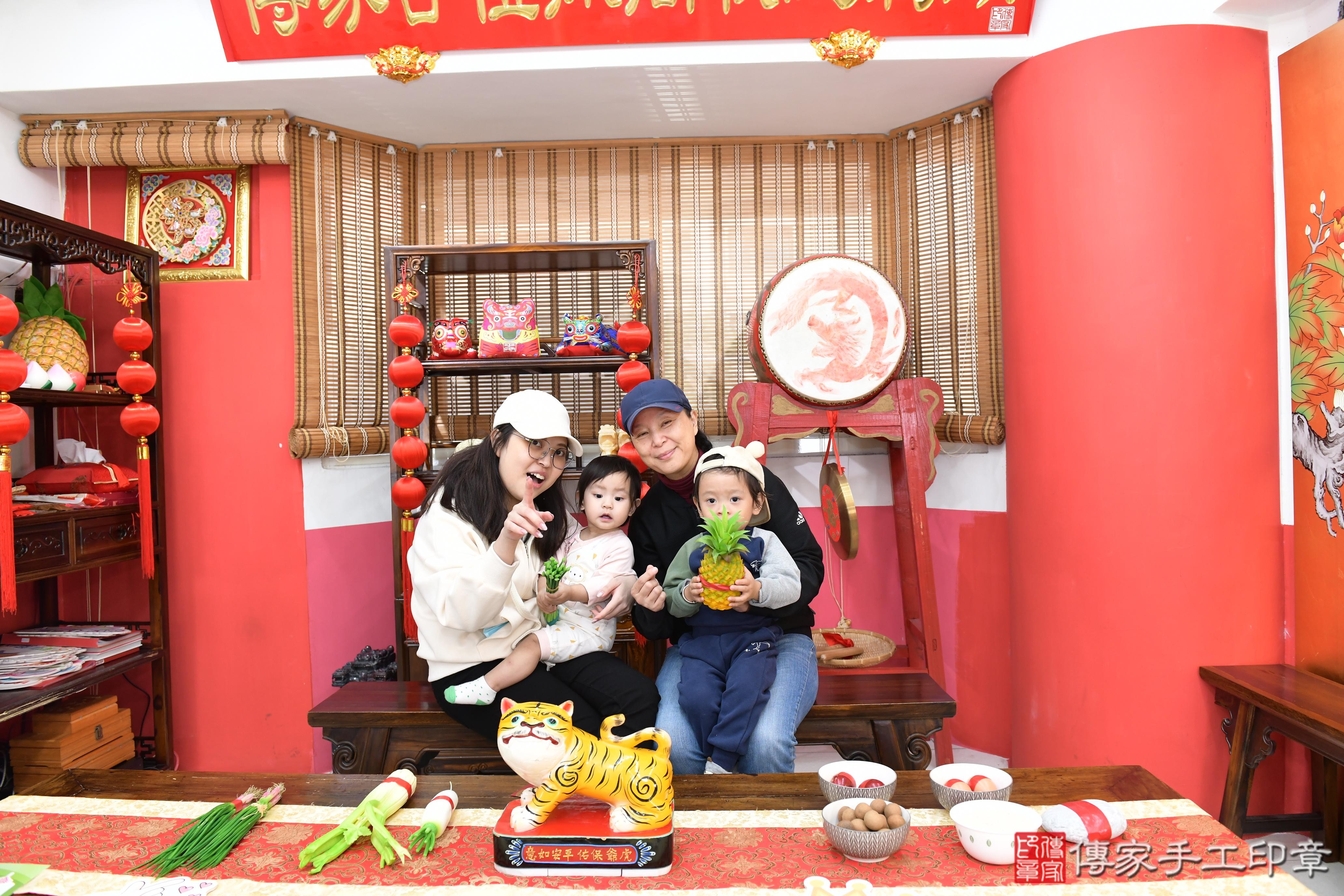 傳家手工印章高雄店、抓周、度脺、中國風會場、傳家嬰兒古禮、吉祥話、抓周道具物品24種、拍照。抓周證書。寶寶抓周、滿周歲、生日快樂、祝福