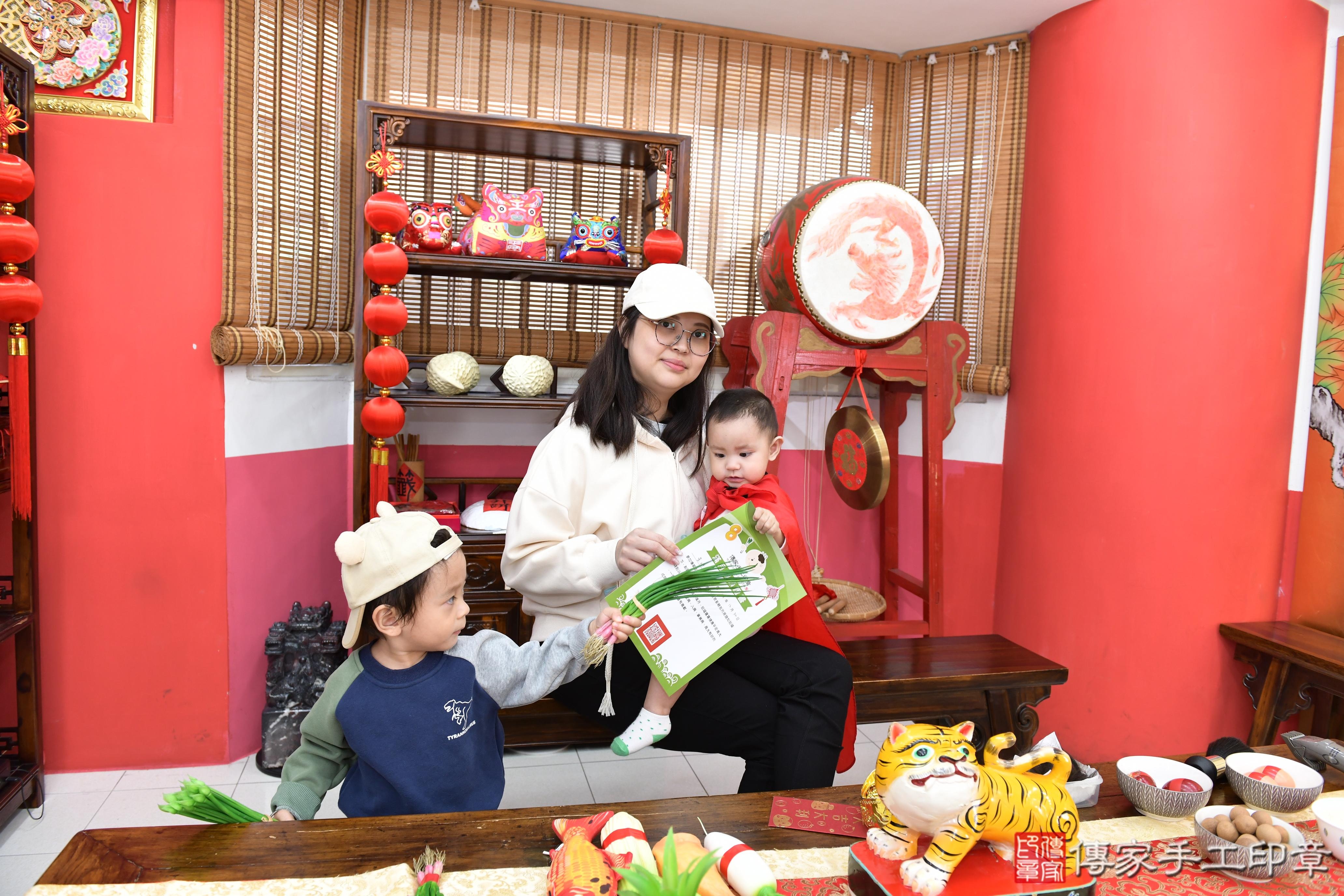 傳家手工印章高雄店、抓周、度脺、中國風會場、傳家嬰兒古禮、吉祥話、抓周道具物品24種、拍照。抓周證書。寶寶抓周、滿周歲、生日快樂、祝福