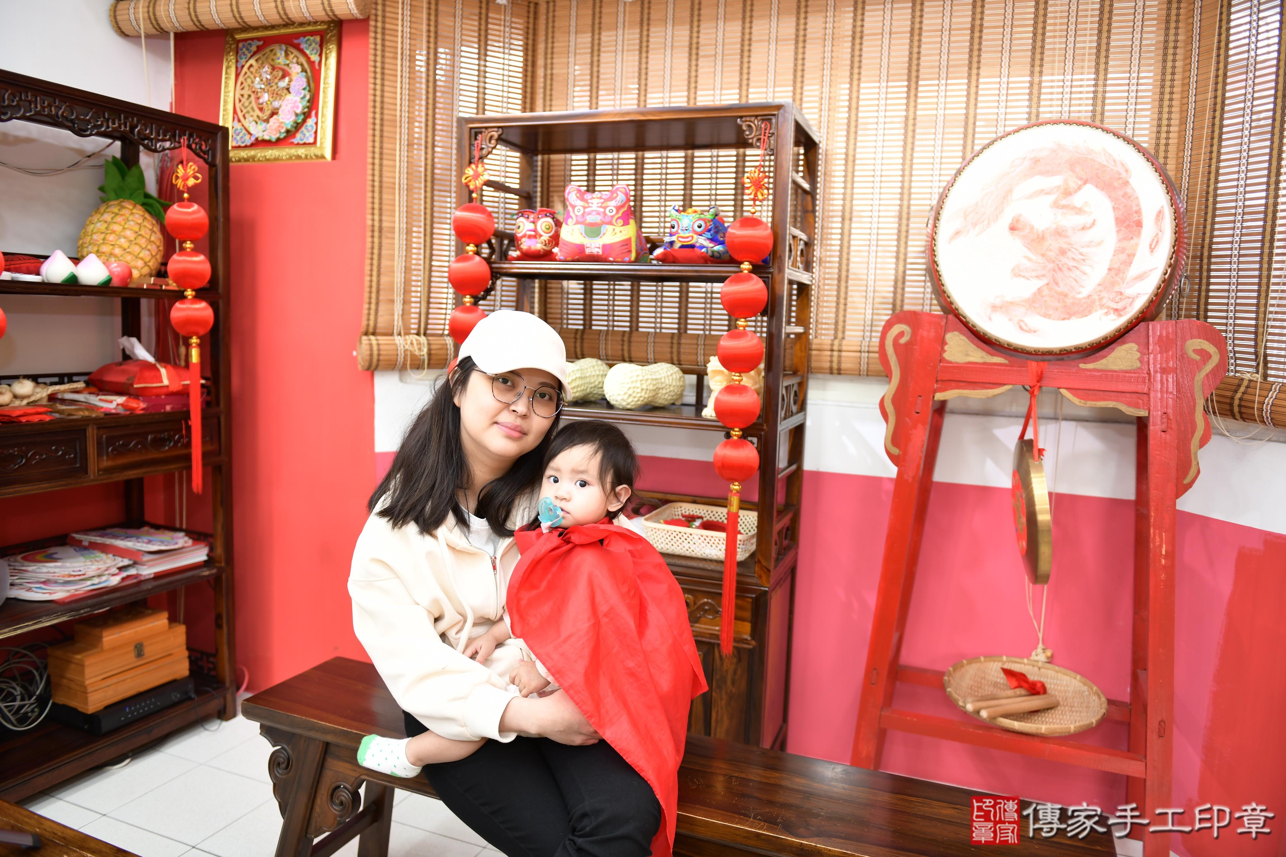 傳家手工印章高雄店、抓周、度脺、中國風會場、傳家嬰兒古禮、吉祥話、抓周道具物品24種、拍照。抓周證書。寶寶抓周、滿周歲、生日快樂、祝福