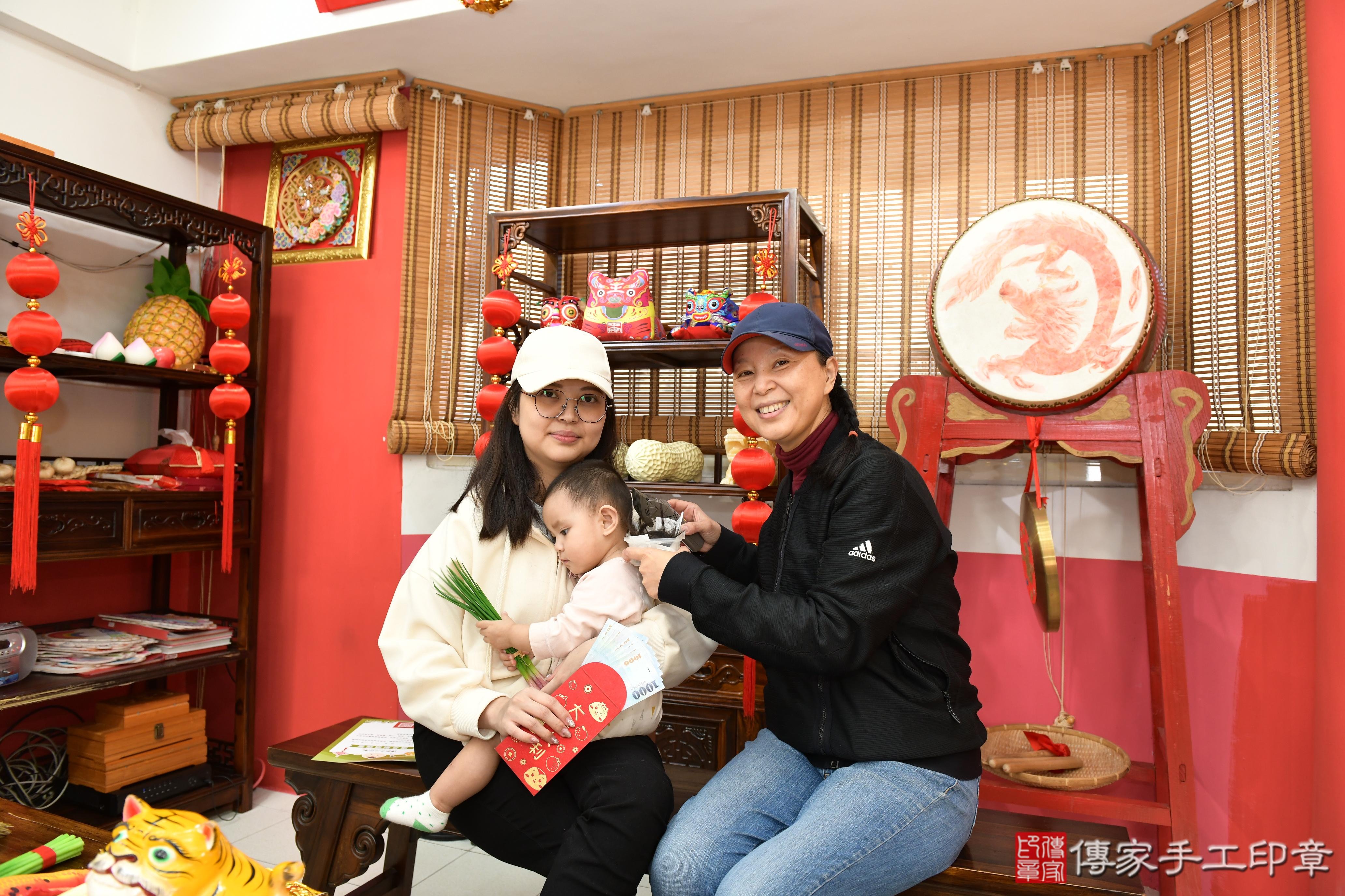 傳家手工印章高雄店、抓周、度脺、中國風會場、傳家嬰兒古禮、吉祥話、抓周道具物品24種、拍照。抓周證書。寶寶抓周、滿周歲、生日快樂、祝福