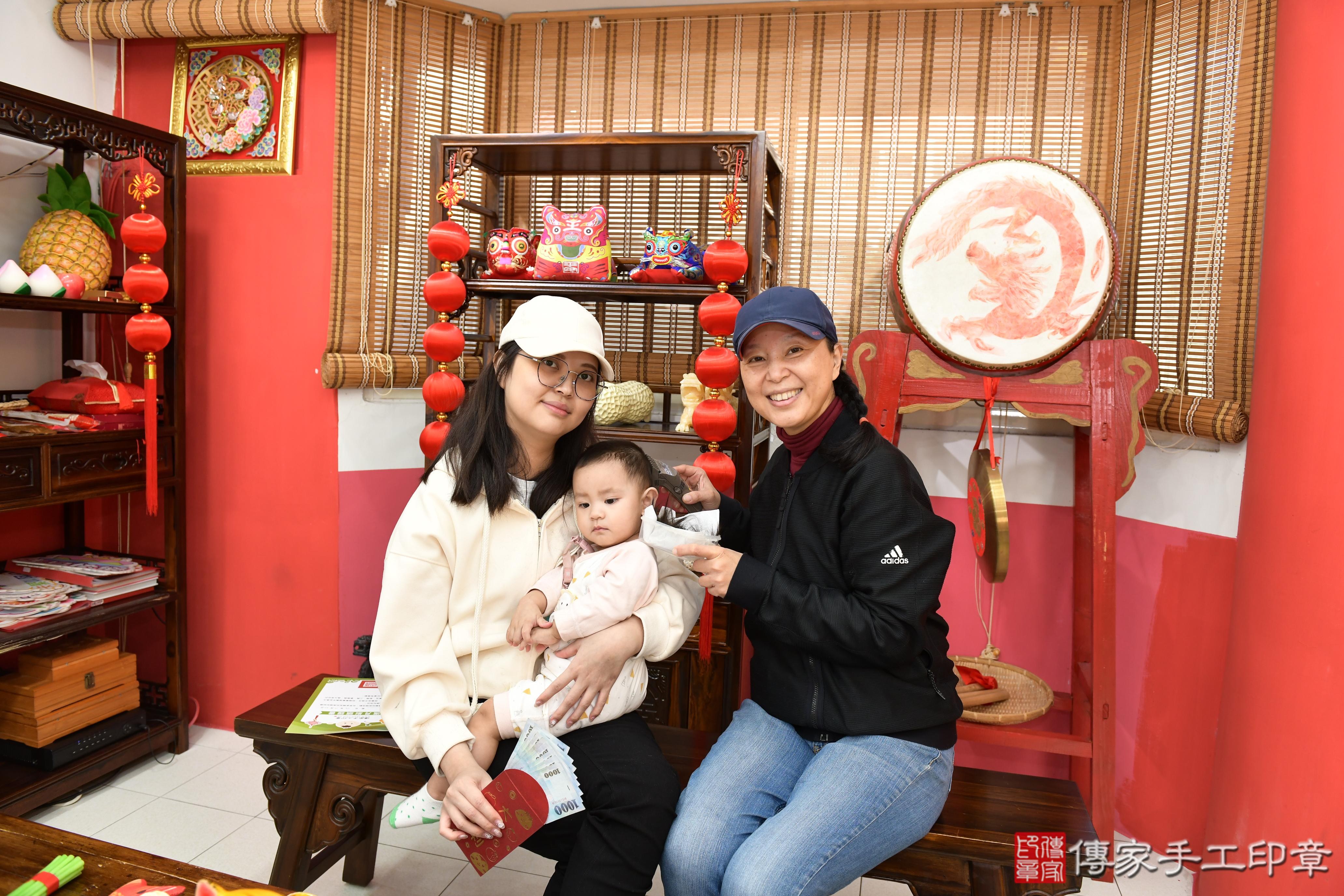 傳家手工印章高雄店、抓周、度脺、中國風會場、傳家嬰兒古禮、吉祥話、抓周道具物品24種、拍照。抓周證書。寶寶抓周、滿周歲、生日快樂、祝福