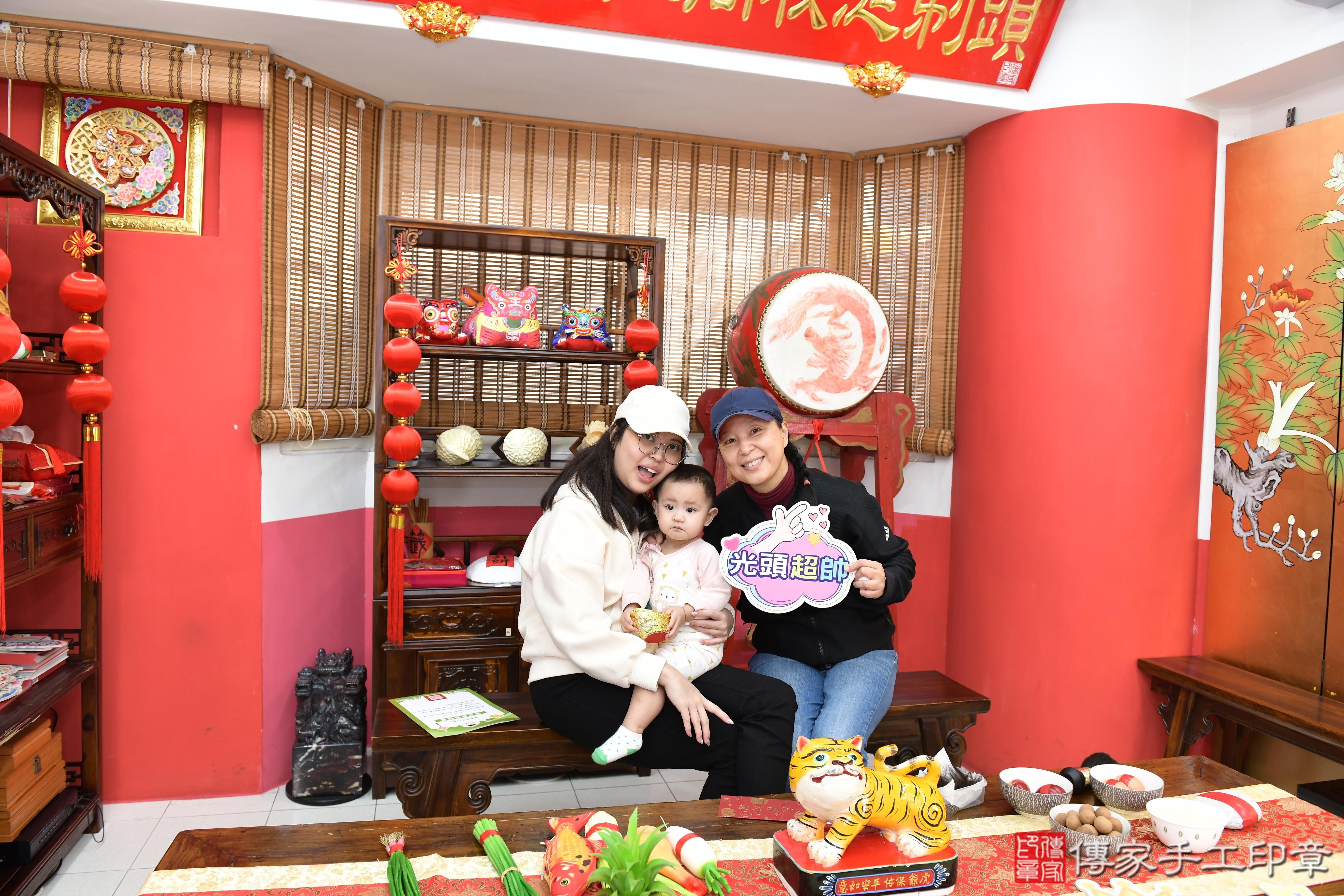 傳家手工印章高雄店、抓周、度脺、中國風會場、傳家嬰兒古禮、吉祥話、抓周道具物品24種、拍照。抓周證書。寶寶抓周、滿周歲、生日快樂、祝福