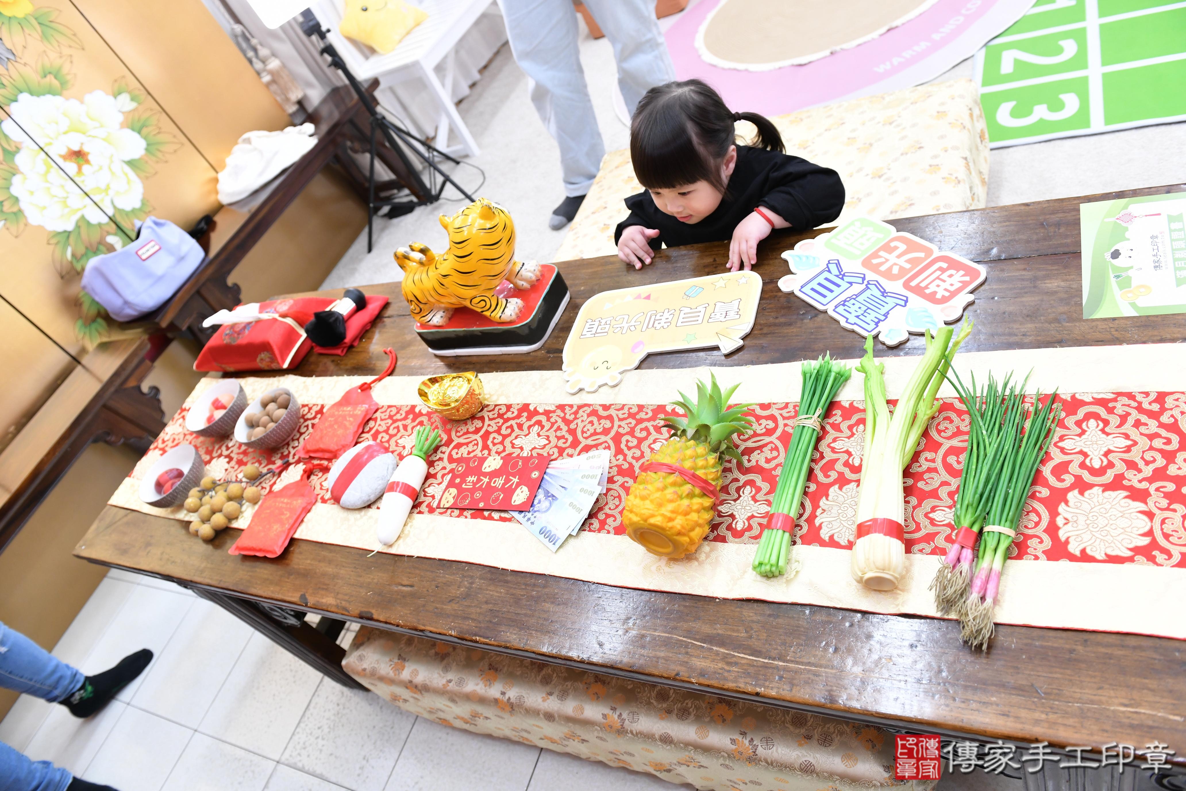 傳家手工印章高雄店、抓周、度脺、中國風會場、傳家嬰兒古禮、吉祥話、抓周道具物品24種、拍照。抓周證書。寶寶抓周、滿周歲、生日快樂、祝福