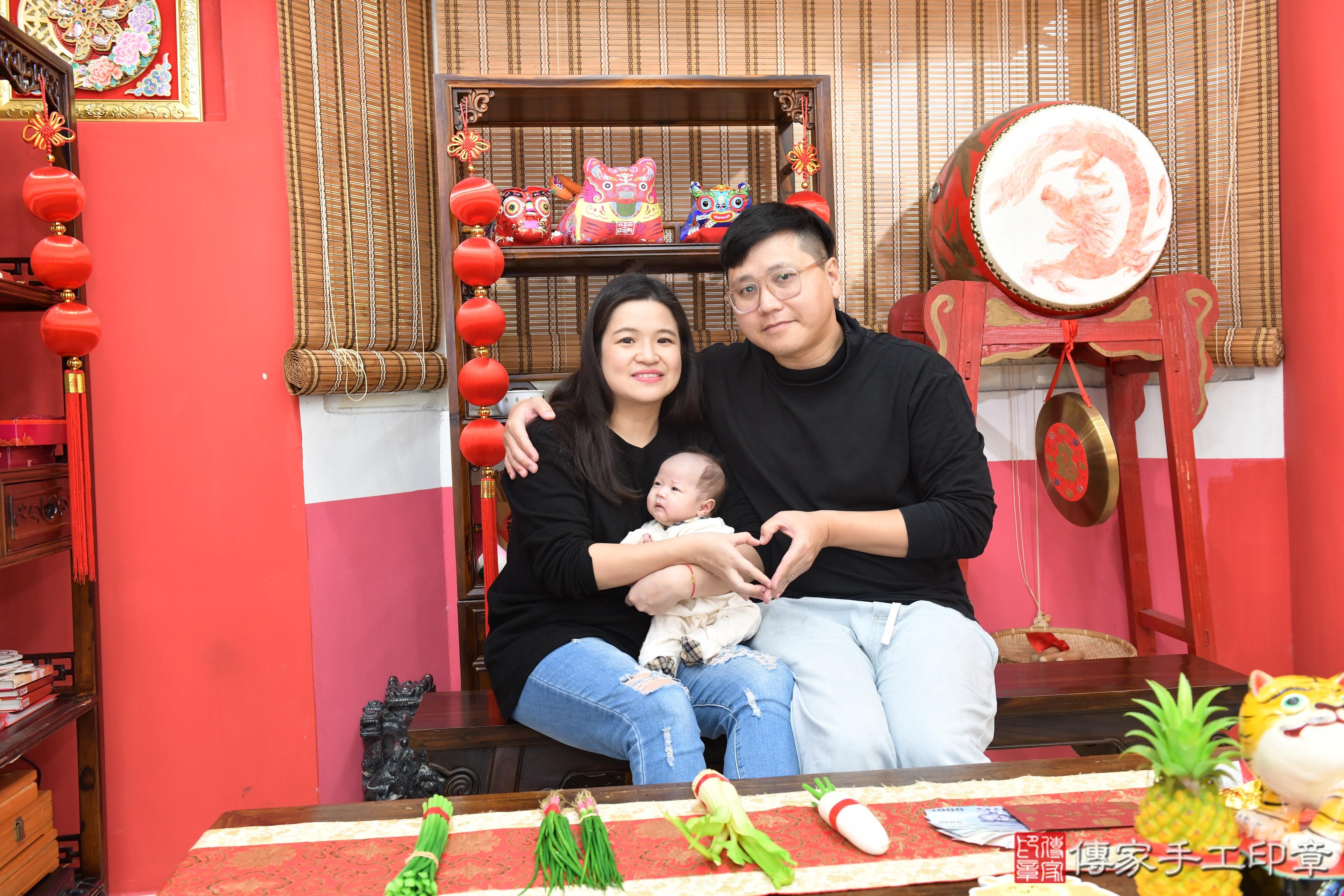 傳家手工印章高雄店、抓周、度脺、中國風會場、傳家嬰兒古禮、吉祥話、抓周道具物品24種、拍照。抓周證書。寶寶抓周、滿周歲、生日快樂、祝福