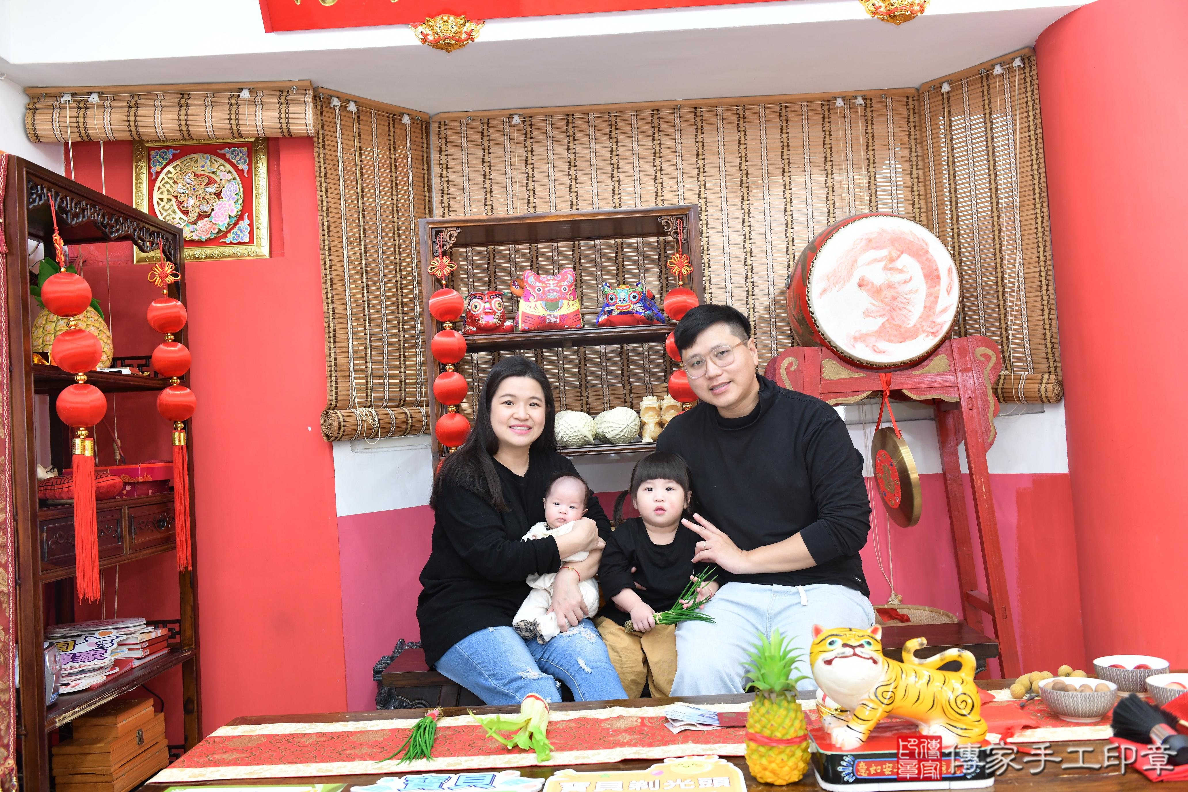 傳家手工印章高雄店、抓周、度脺、中國風會場、傳家嬰兒古禮、吉祥話、抓周道具物品24種、拍照。抓周證書。寶寶抓周、滿周歲、生日快樂、祝福