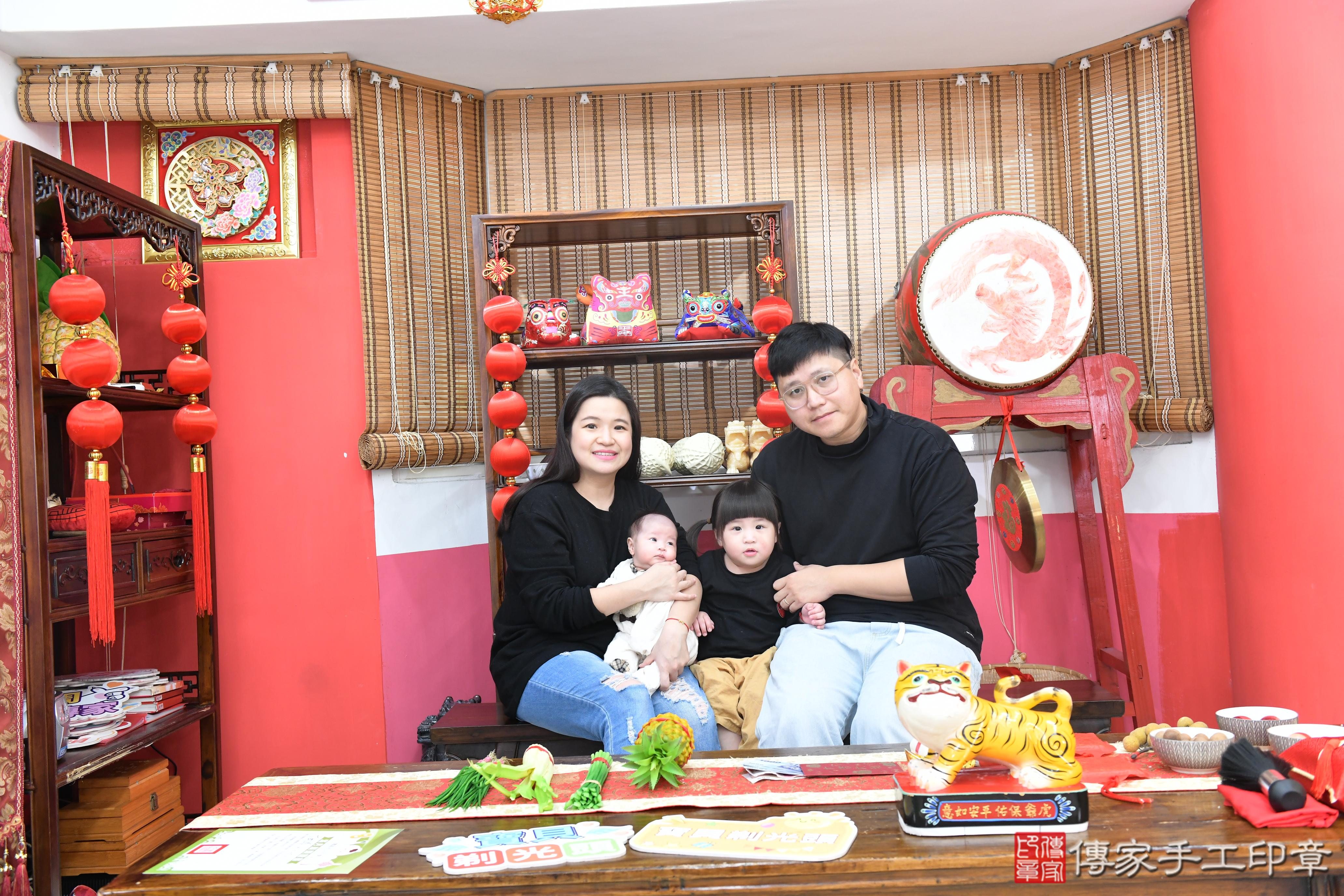 傳家手工印章高雄店、抓周、度脺、中國風會場、傳家嬰兒古禮、吉祥話、抓周道具物品24種、拍照。抓周證書。寶寶抓周、滿周歲、生日快樂、祝福