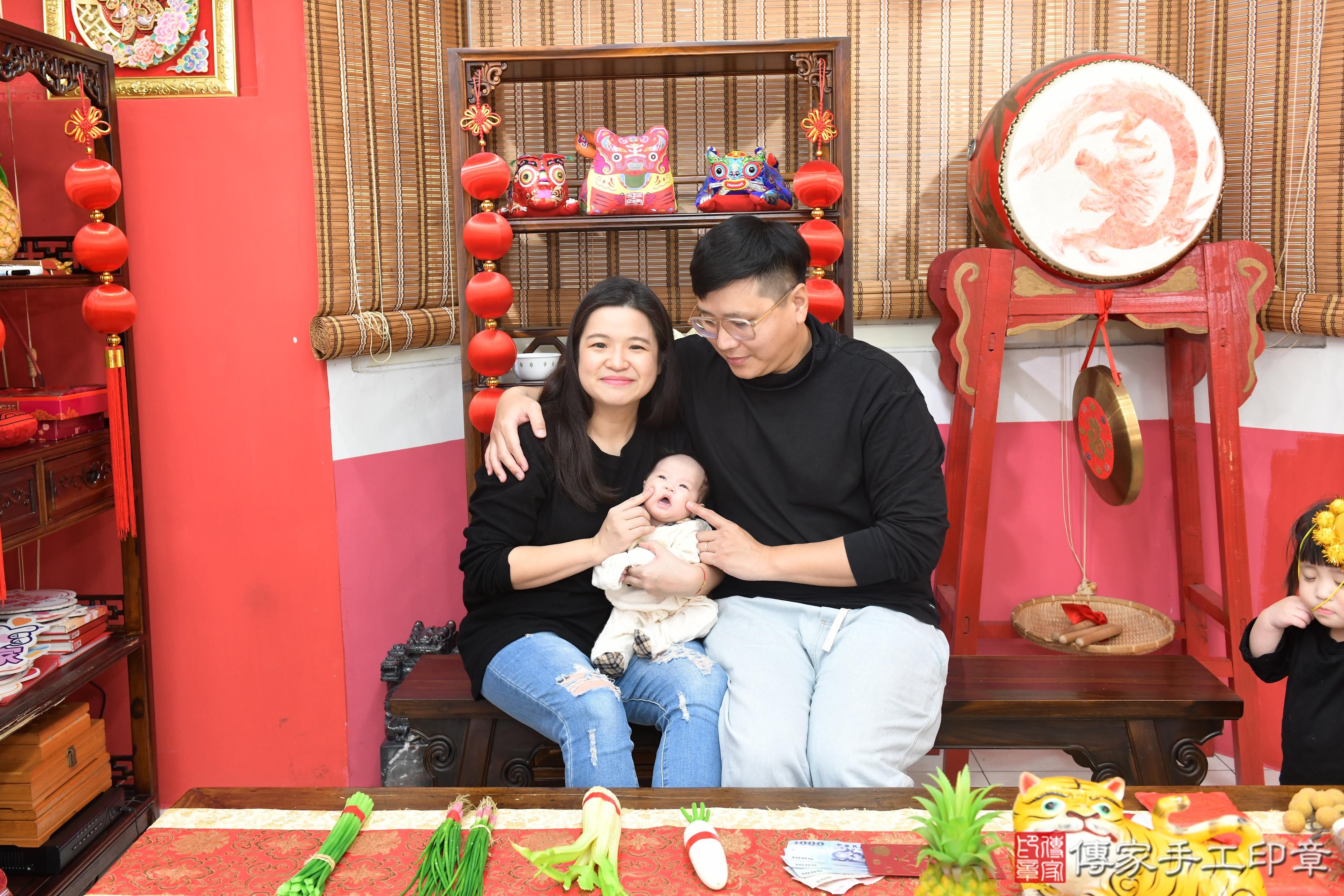 傳家手工印章高雄店、抓周、度脺、中國風會場、傳家嬰兒古禮、吉祥話、抓周道具物品24種、拍照。抓周證書。寶寶抓周、滿周歲、生日快樂、祝福