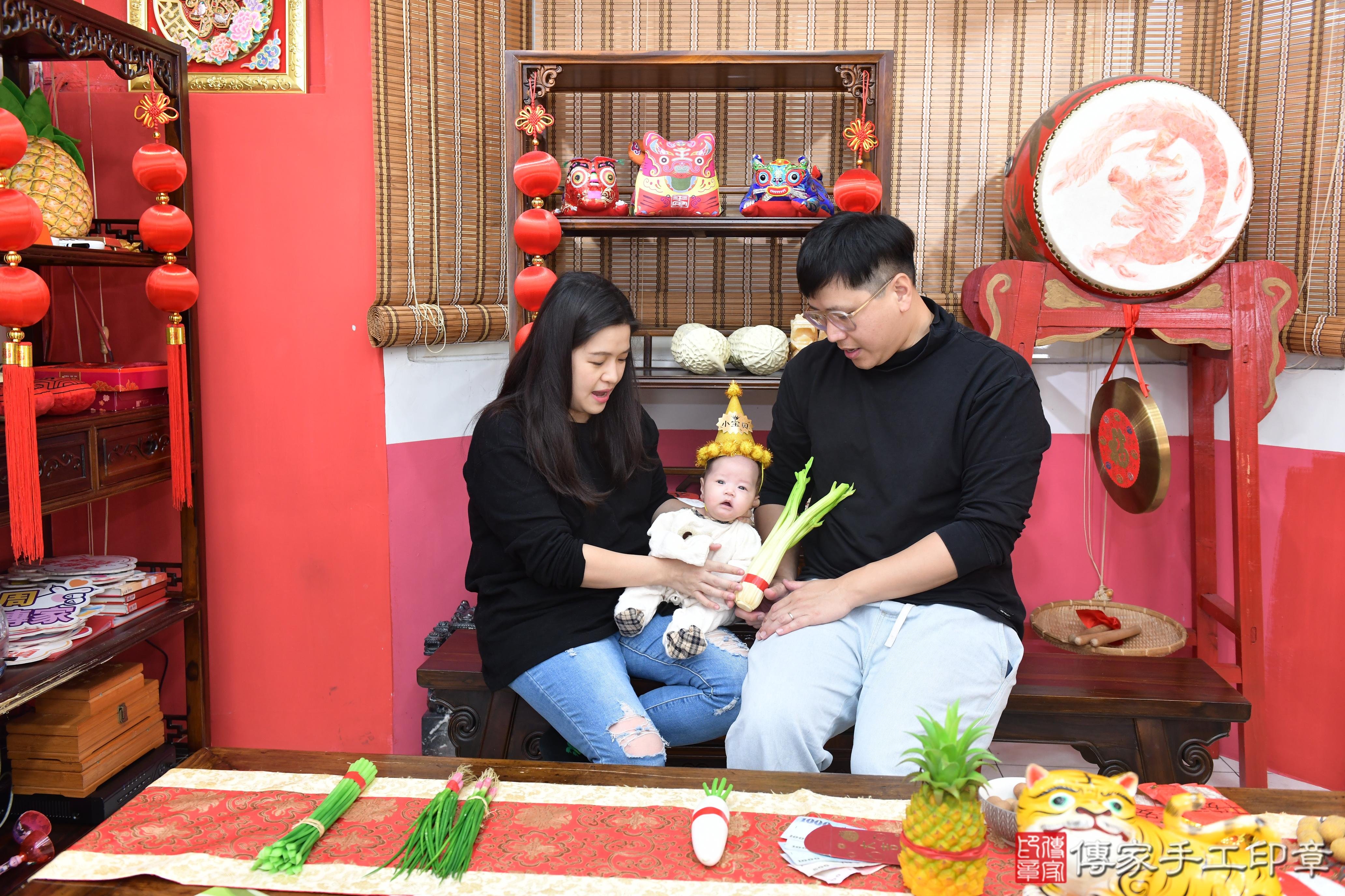 傳家手工印章高雄店、抓周、度脺、中國風會場、傳家嬰兒古禮、吉祥話、抓周道具物品24種、拍照。抓周證書。寶寶抓周、滿周歲、生日快樂、祝福