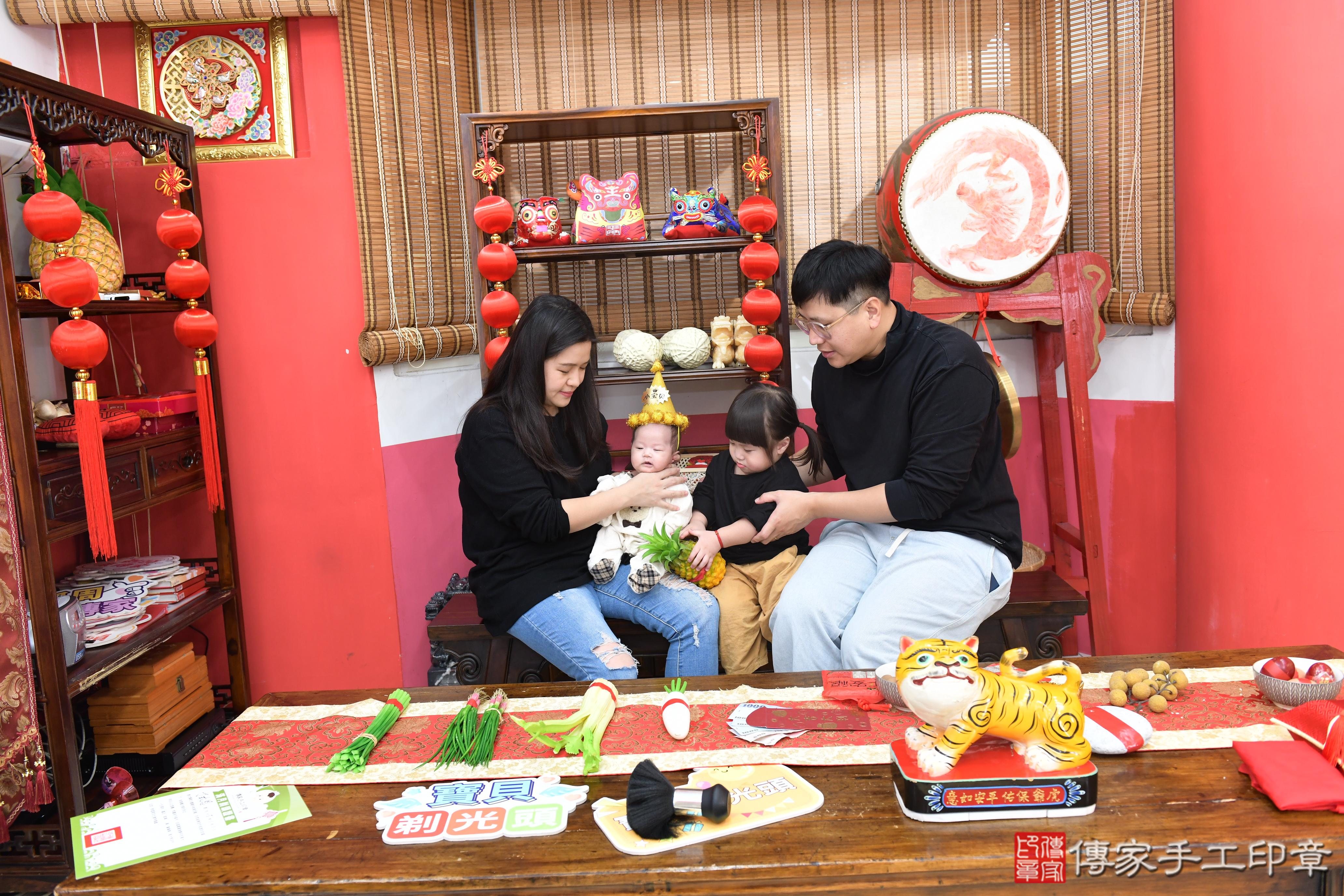 傳家手工印章高雄店、抓周、度脺、中國風會場、傳家嬰兒古禮、吉祥話、抓周道具物品24種、拍照。抓周證書。寶寶抓周、滿周歲、生日快樂、祝福