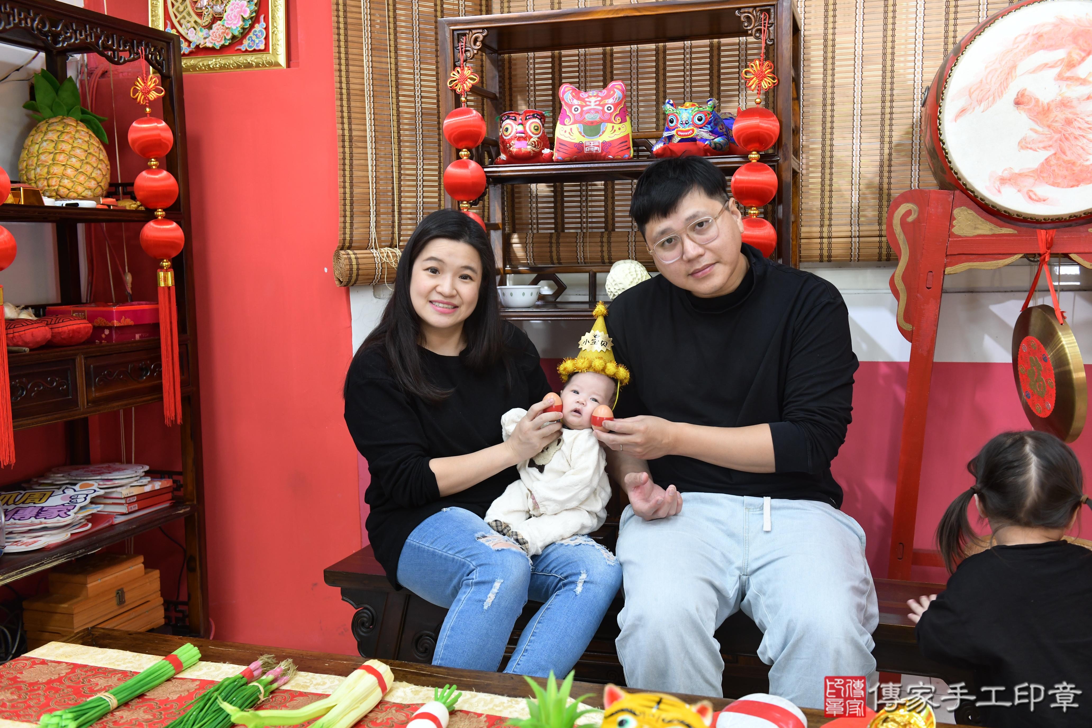 傳家手工印章高雄店、抓周、度脺、中國風會場、傳家嬰兒古禮、吉祥話、抓周道具物品24種、拍照。抓周證書。寶寶抓周、滿周歲、生日快樂、祝福