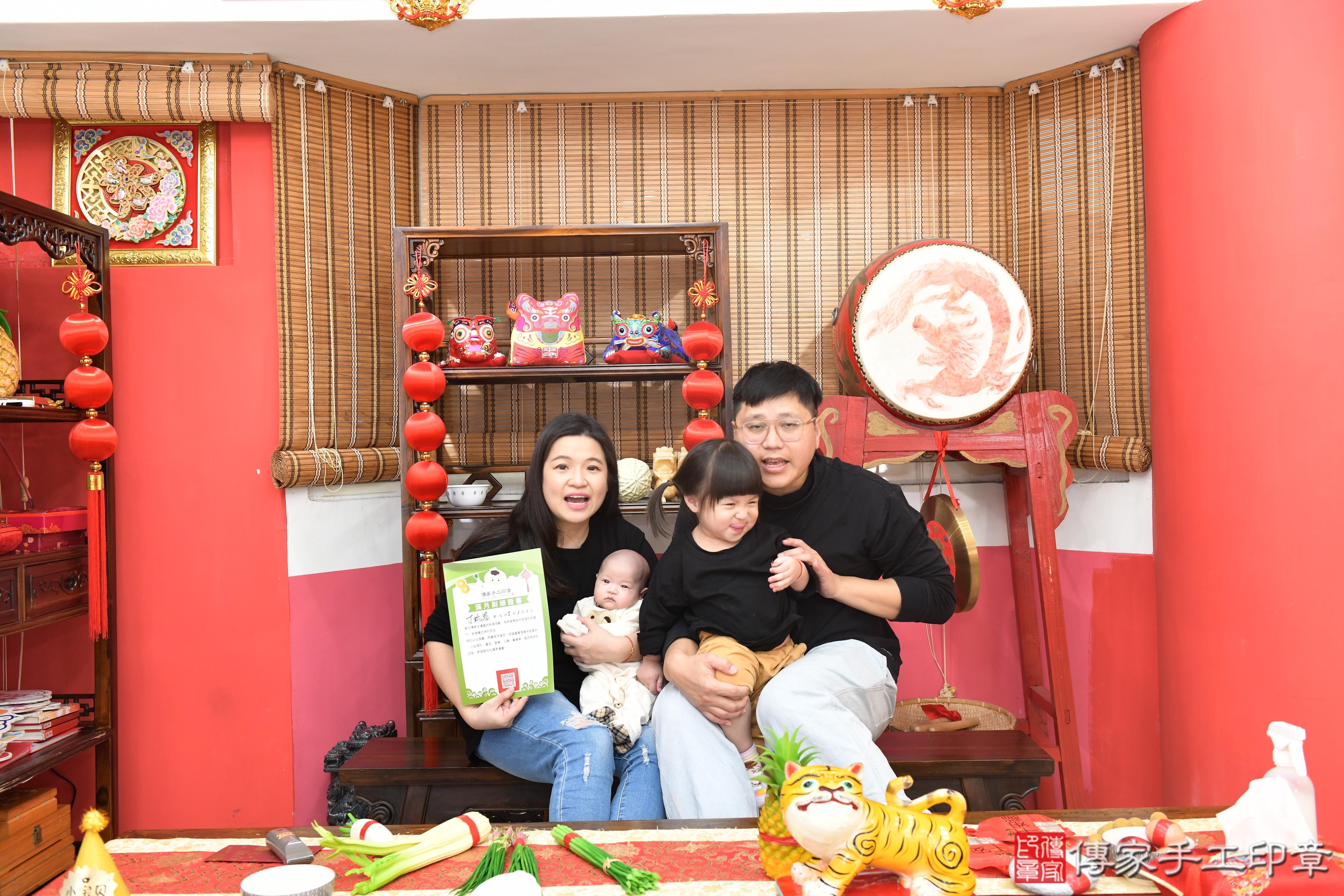 傳家手工印章高雄店、抓周、度脺、中國風會場、傳家嬰兒古禮、吉祥話、抓周道具物品24種、拍照。抓周證書。寶寶抓周、滿周歲、生日快樂、祝福