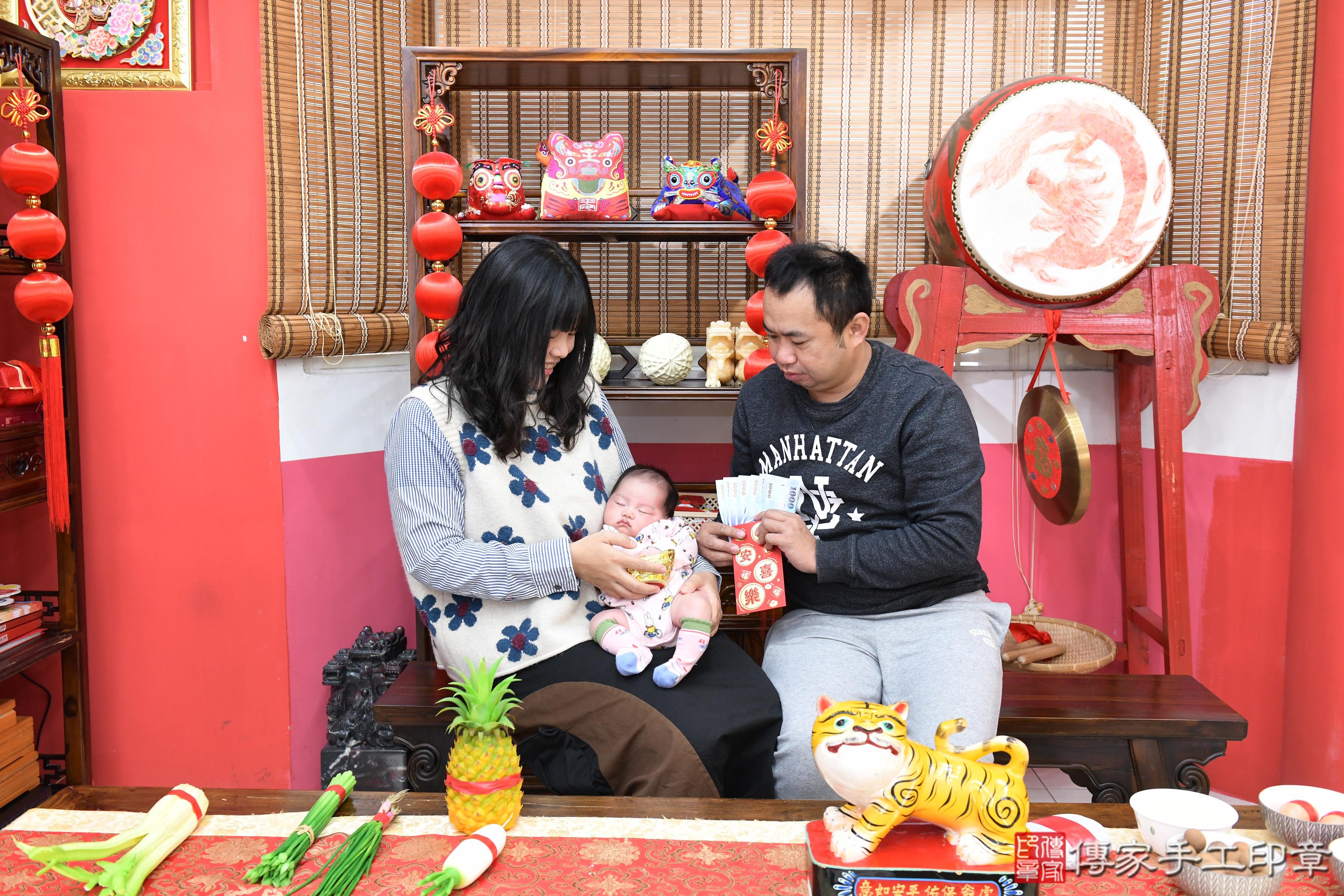 傳家手工印章高雄店、抓周、度脺、中國風會場、傳家嬰兒古禮、吉祥話、抓周道具物品24種、拍照。抓周證書。寶寶抓周、滿周歲、生日快樂、祝福 傳家手工印章高雄店、抓周、度脺、中國風會場、傳家嬰兒古禮、吉祥話、抓周道具物品24種、拍照。抓周證書。寶寶抓周、滿周歲、生日快樂、祝福