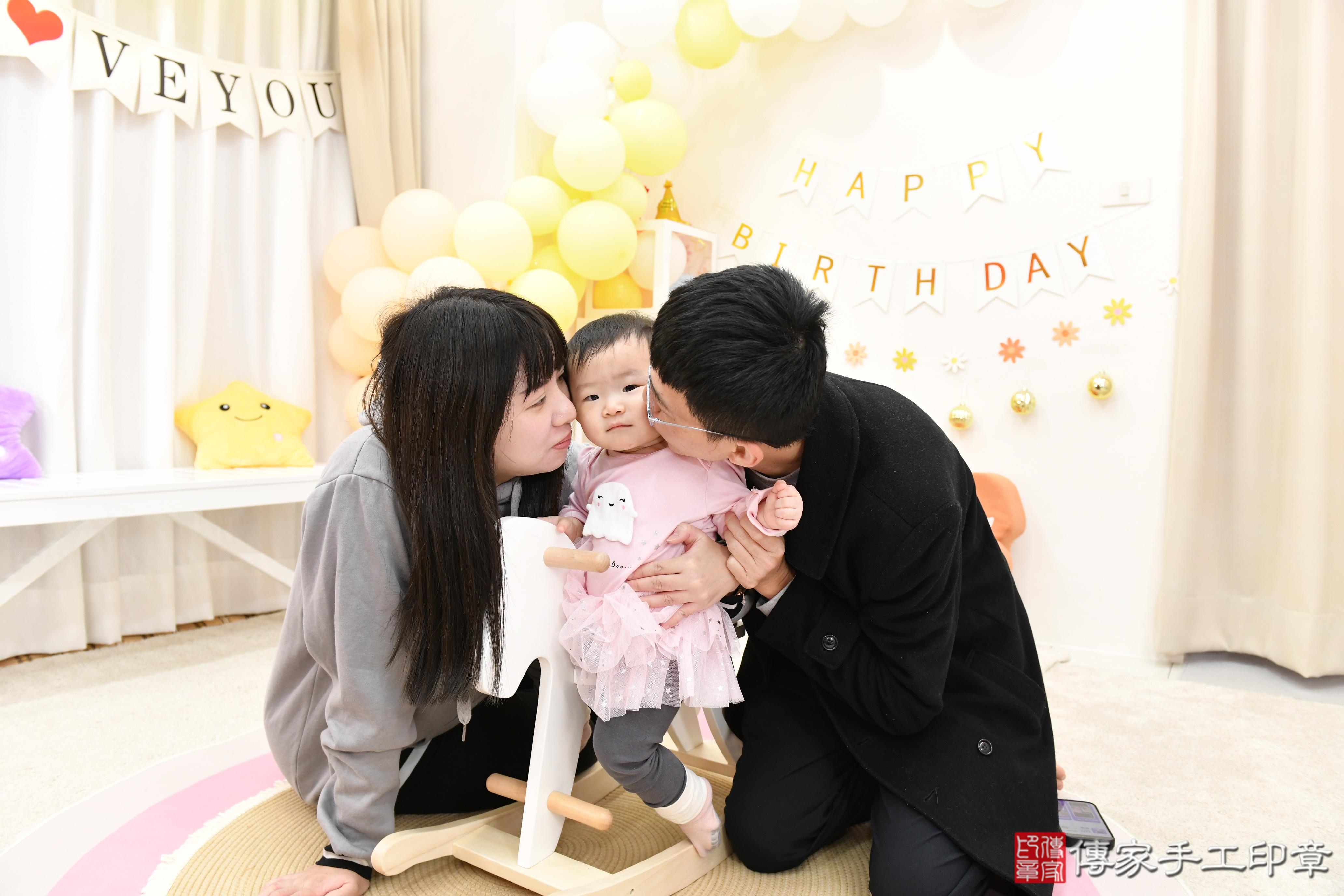 傳家手工印章高雄店、抓周、度脺、中國風會場、傳家嬰兒古禮、吉祥話、抓周道具物品24種、拍照。抓周證書。寶寶抓周、滿周歲、生日快樂、祝福