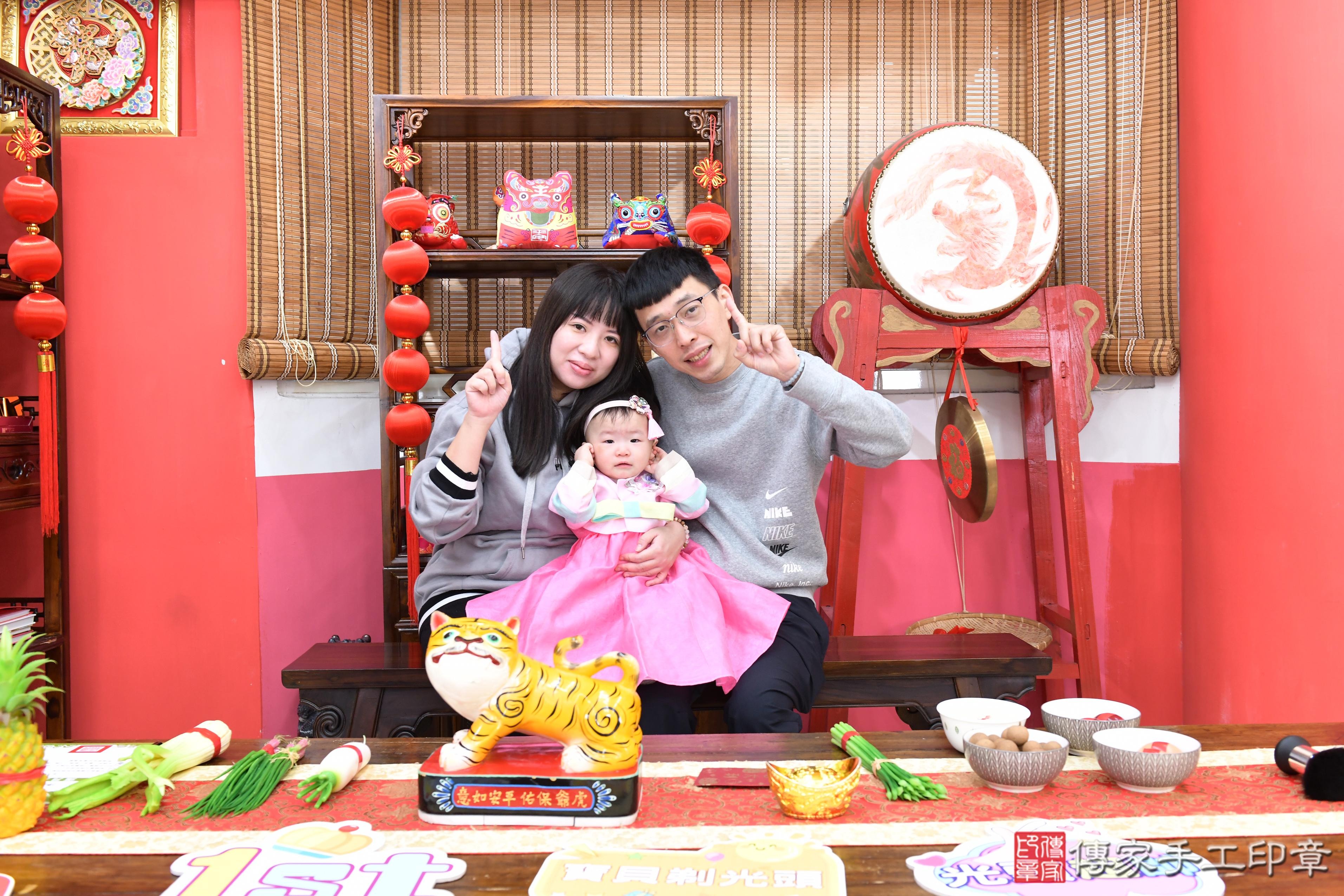 傳家手工印章高雄店、抓周、度脺、中國風會場、傳家嬰兒古禮、吉祥話、抓周道具物品24種、拍照。抓周證書。寶寶抓周、滿周歲、生日快樂、祝福