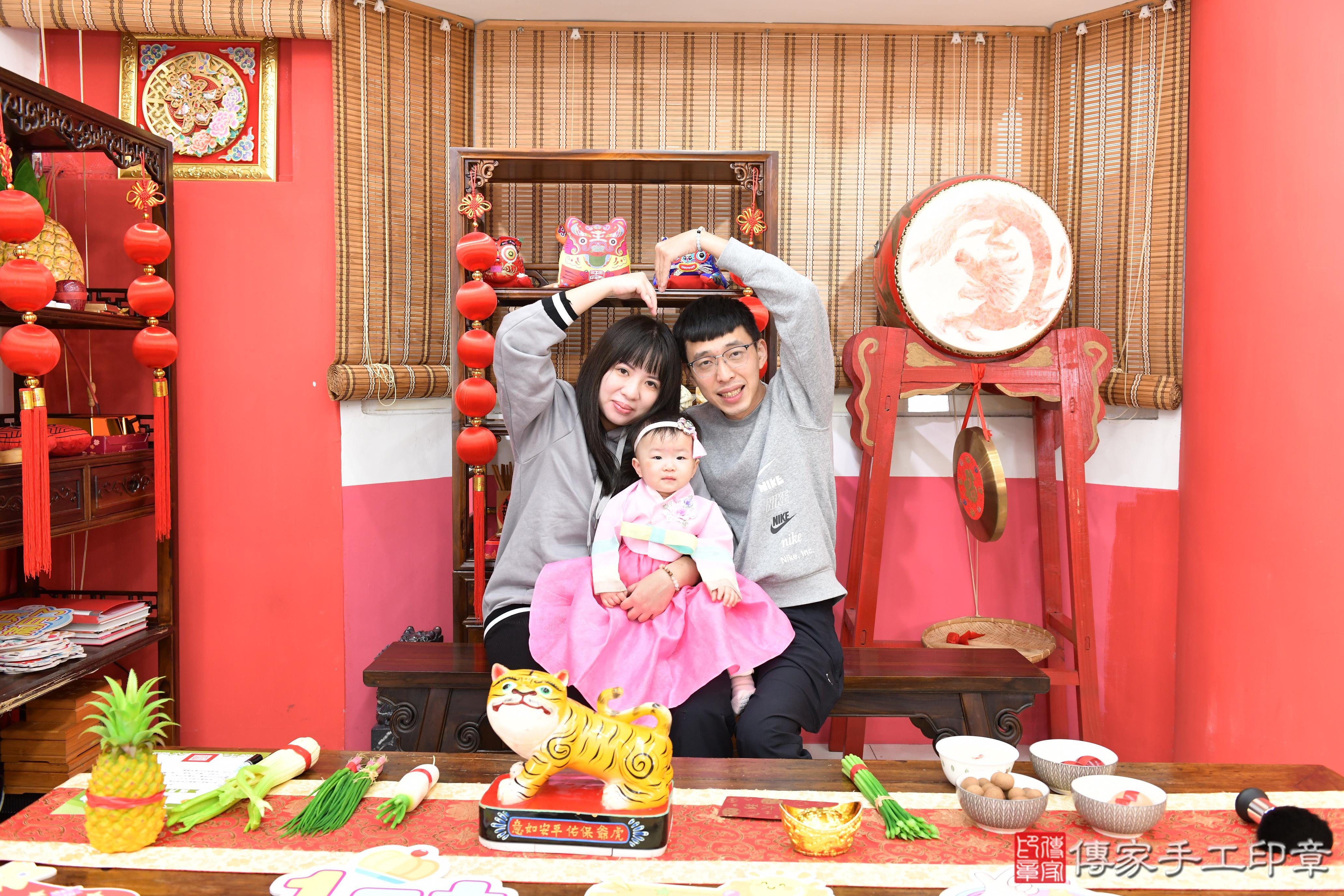 傳家手工印章高雄店、抓周、度脺、中國風會場、傳家嬰兒古禮、吉祥話、抓周道具物品24種、拍照。抓周證書。寶寶抓周、滿周歲、生日快樂、祝福