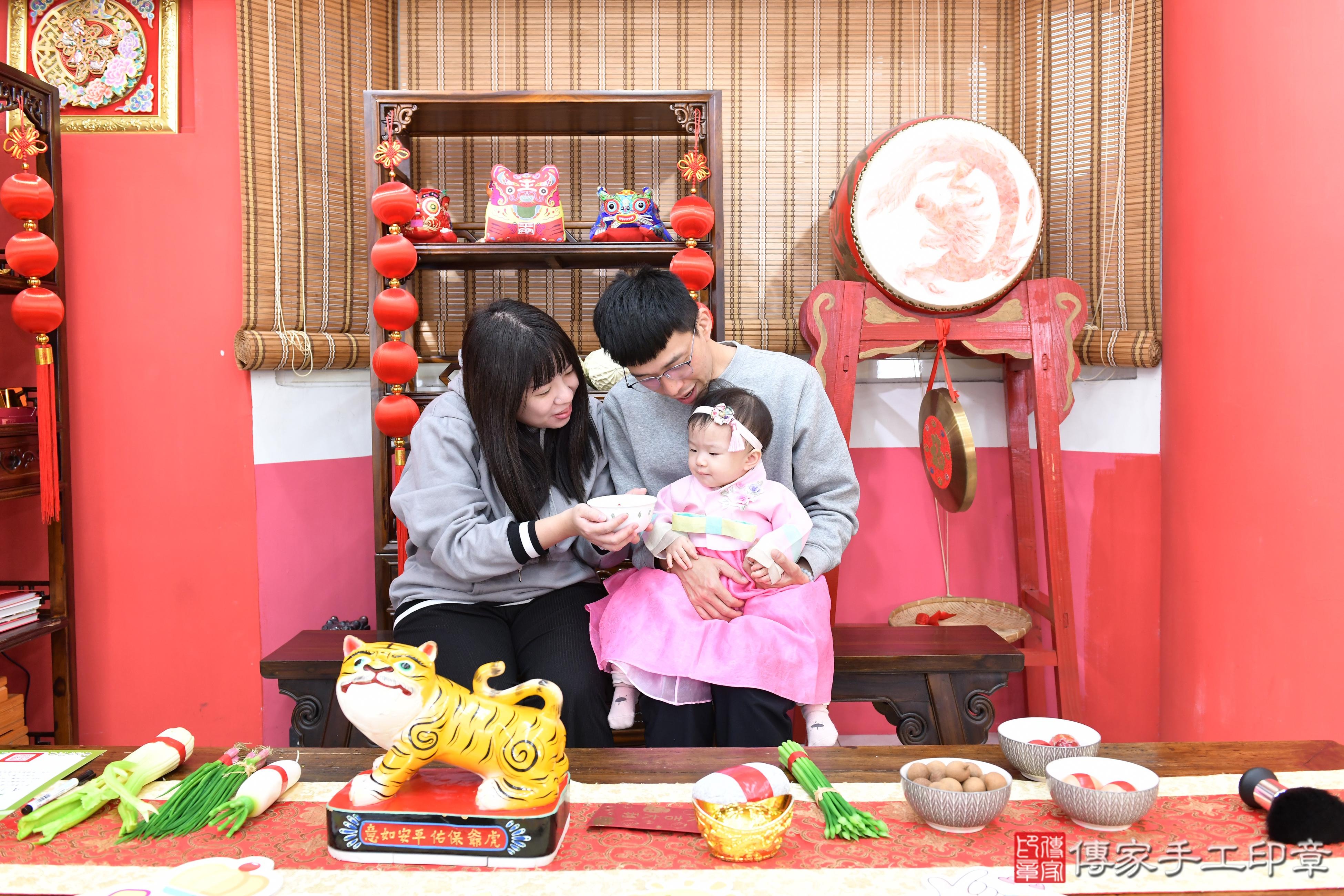 傳家手工印章高雄店、抓周、度脺、中國風會場、傳家嬰兒古禮、吉祥話、抓周道具物品24種、拍照。抓周證書。寶寶抓周、滿周歲、生日快樂、祝福