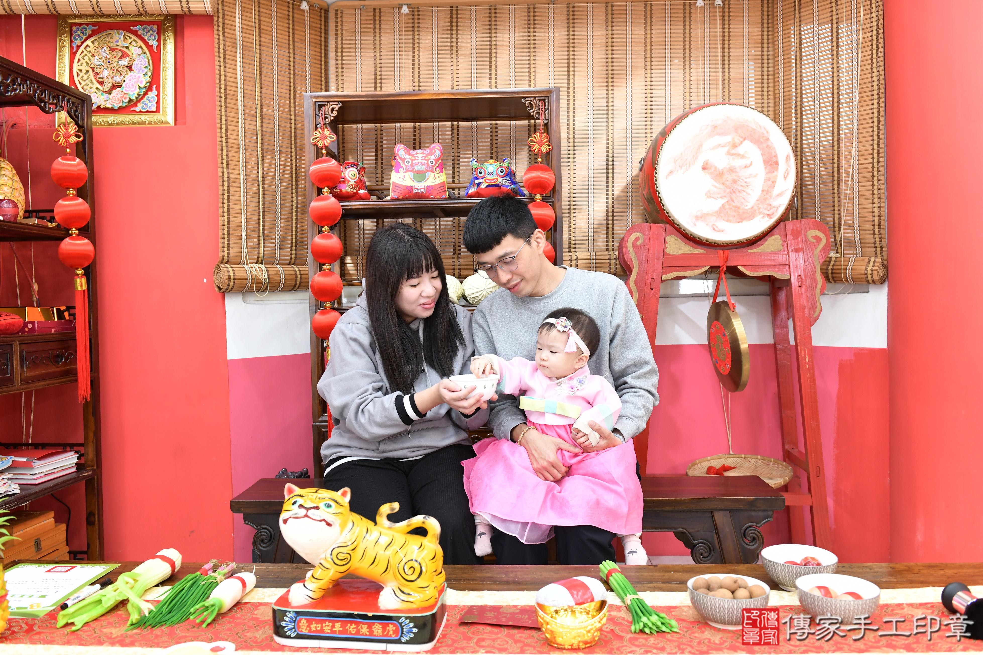 傳家手工印章高雄店、抓周、度脺、中國風會場、傳家嬰兒古禮、吉祥話、抓周道具物品24種、拍照。抓周證書。寶寶抓周、滿周歲、生日快樂、祝福