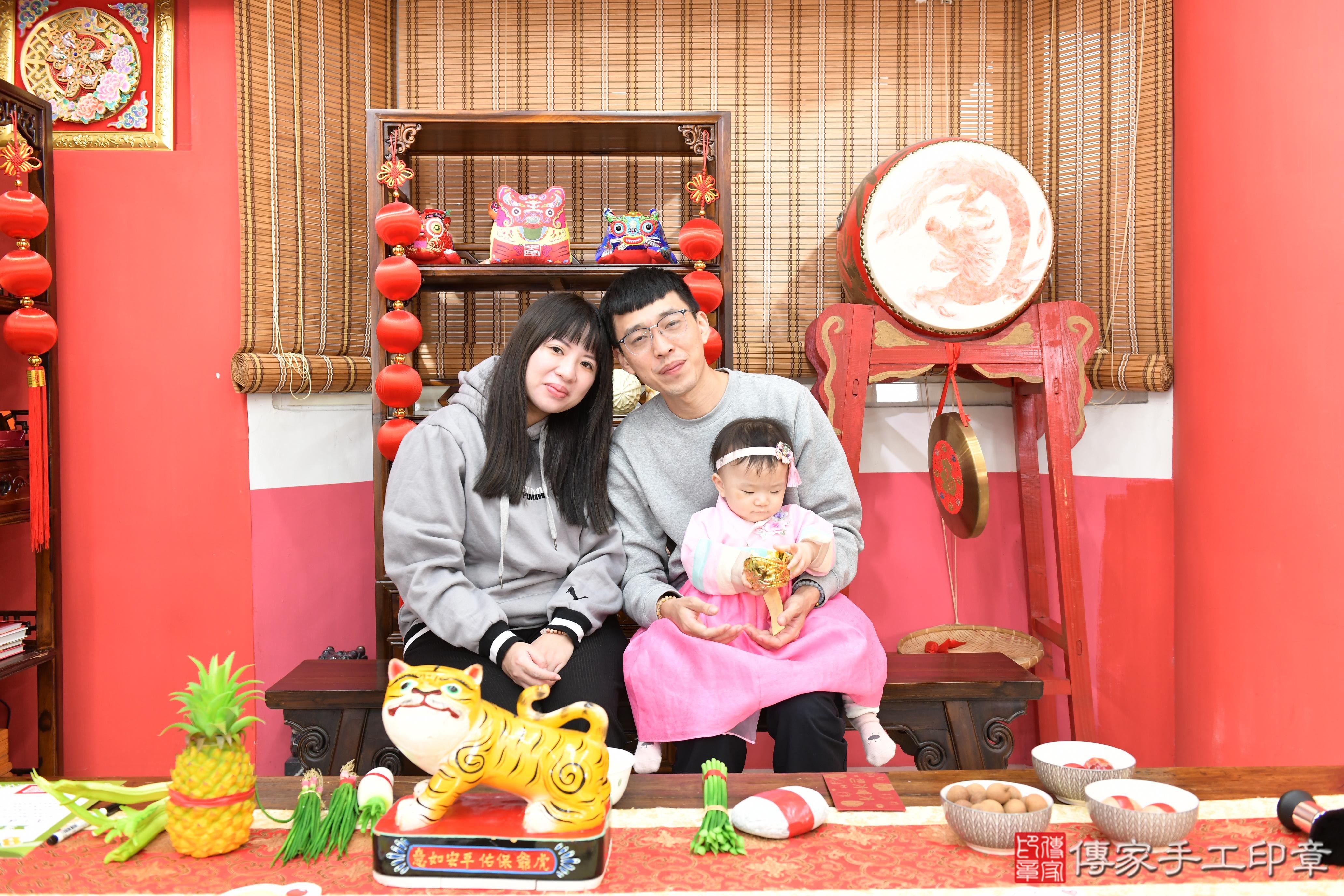 傳家手工印章高雄店、抓周、度脺、中國風會場、傳家嬰兒古禮、吉祥話、抓周道具物品24種、拍照。抓周證書。寶寶抓周、滿周歲、生日快樂、祝福