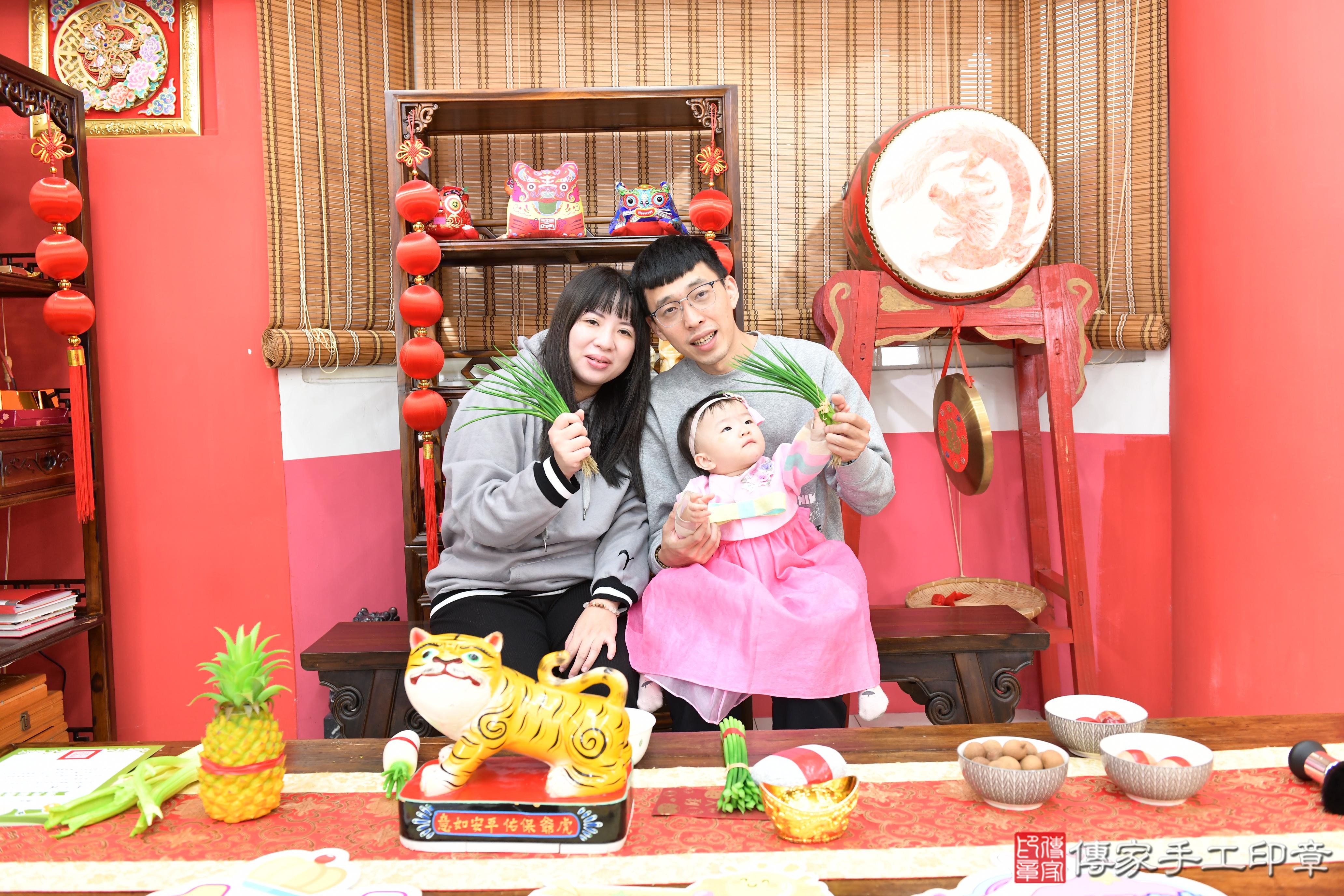 傳家手工印章高雄店、抓周、度脺、中國風會場、傳家嬰兒古禮、吉祥話、抓周道具物品24種、拍照。抓周證書。寶寶抓周、滿周歲、生日快樂、祝福