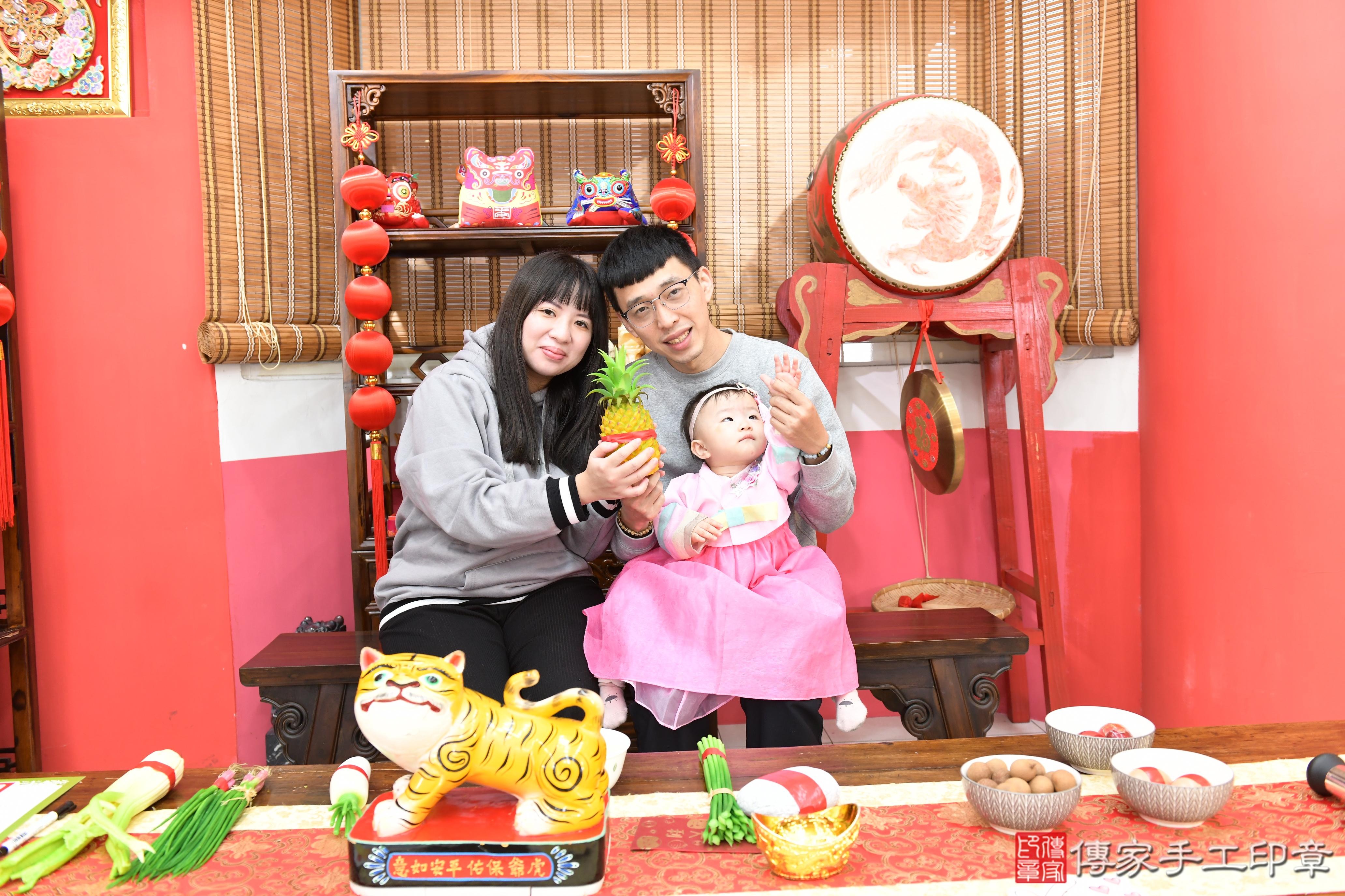 傳家手工印章高雄店、抓周、度脺、中國風會場、傳家嬰兒古禮、吉祥話、抓周道具物品24種、拍照。抓周證書。寶寶抓周、滿周歲、生日快樂、祝福