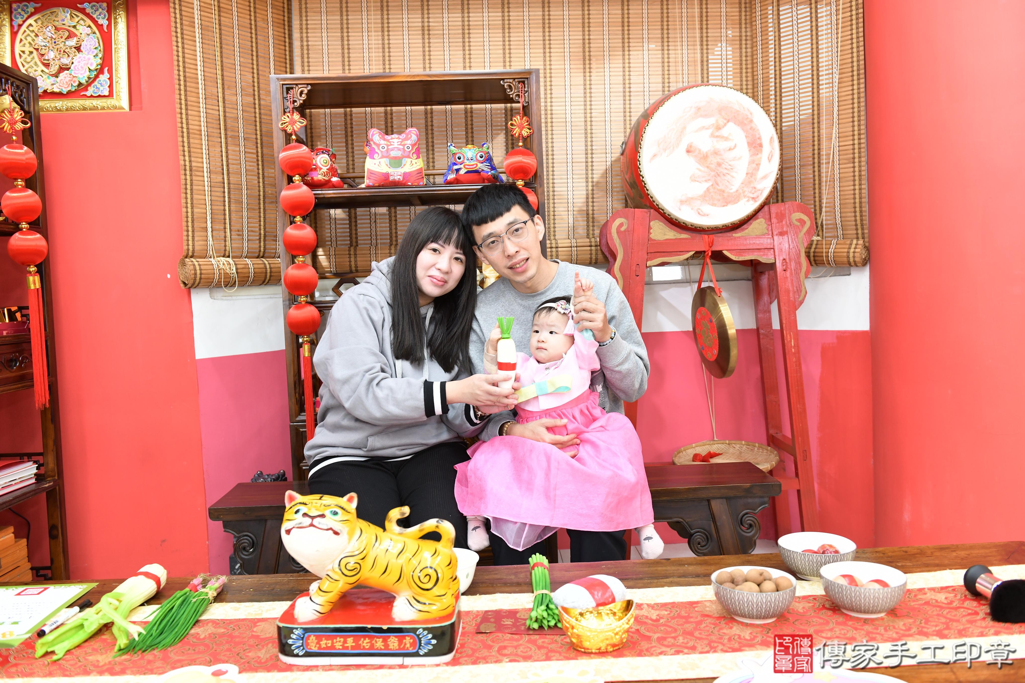 傳家手工印章高雄店、抓周、度脺、中國風會場、傳家嬰兒古禮、吉祥話、抓周道具物品24種、拍照。抓周證書。寶寶抓周、滿周歲、生日快樂、祝福