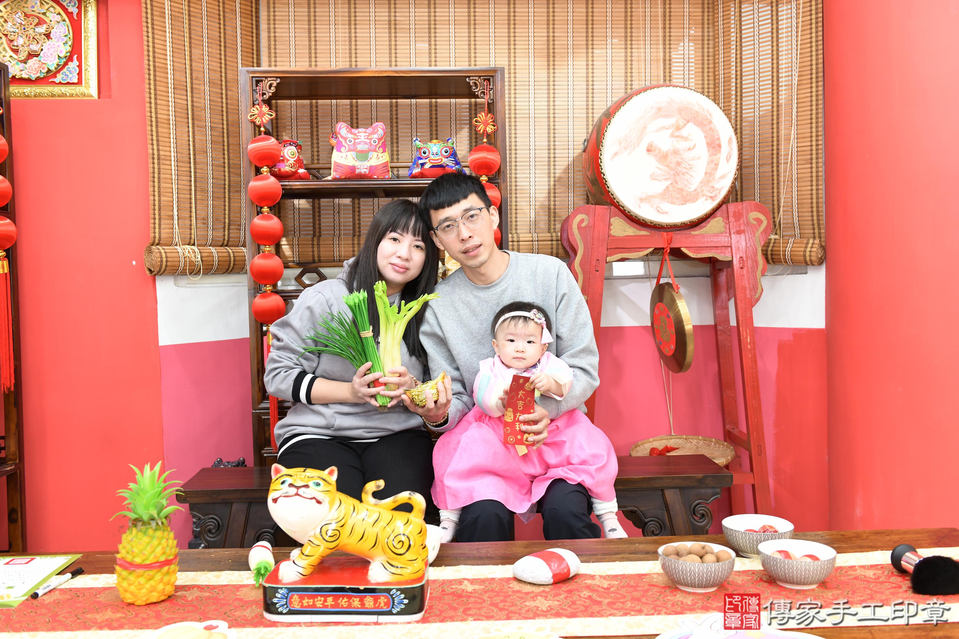 傳家手工印章高雄店、抓周、度脺、中國風會場、傳家嬰兒古禮、吉祥話、抓周道具物品24種、拍照。抓周證書。寶寶抓周、滿周歲、生日快樂、祝福