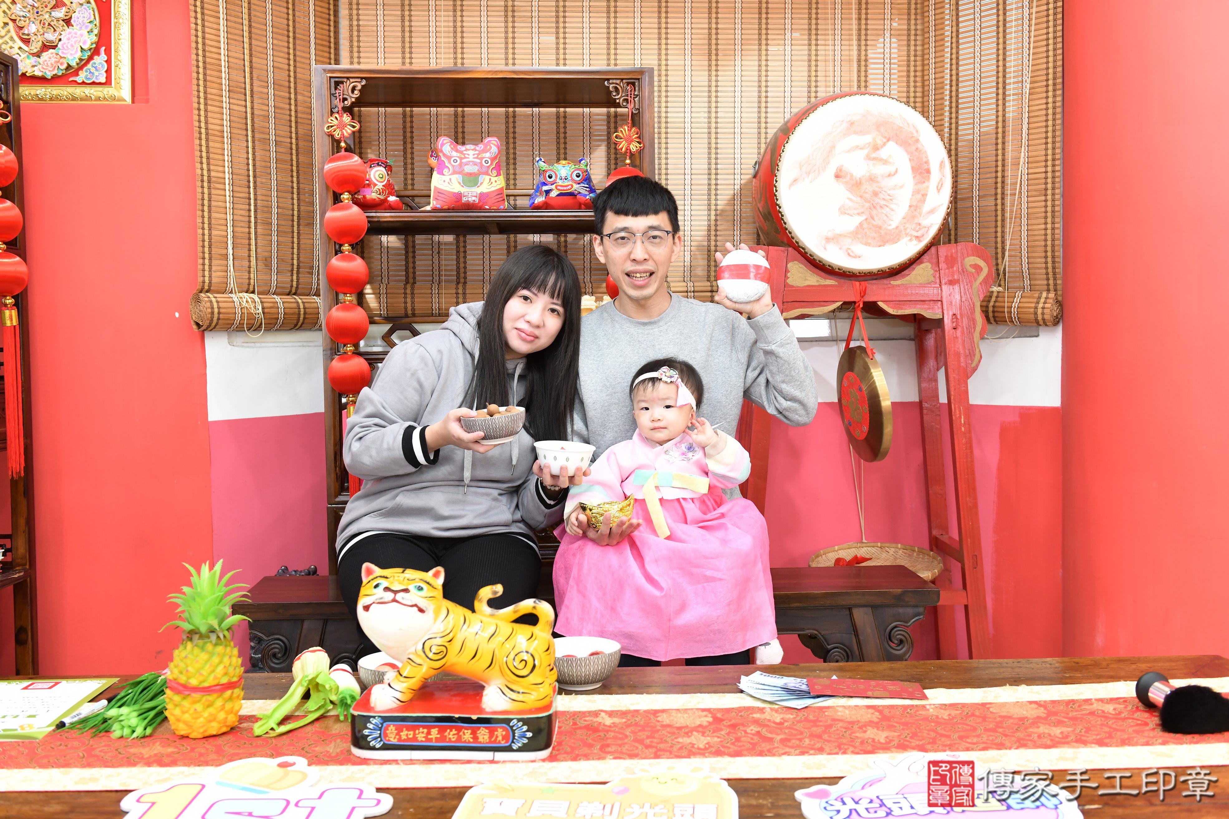 傳家手工印章高雄店、抓周、度脺、中國風會場、傳家嬰兒古禮、吉祥話、抓周道具物品24種、拍照。抓周證書。寶寶抓周、滿周歲、生日快樂、祝福