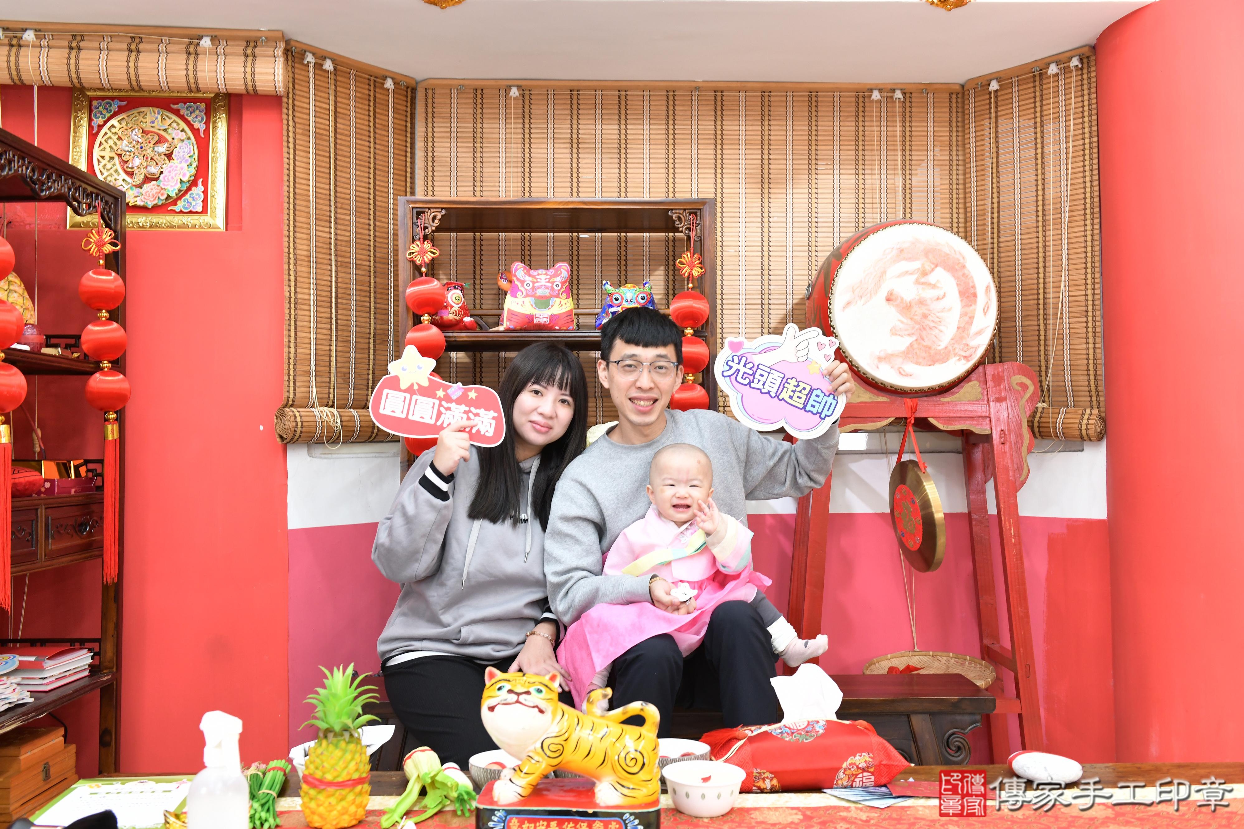 傳家手工印章高雄店、抓周、度脺、中國風會場、傳家嬰兒古禮、吉祥話、抓周道具物品24種、拍照。抓周證書。寶寶抓周、滿周歲、生日快樂、祝福