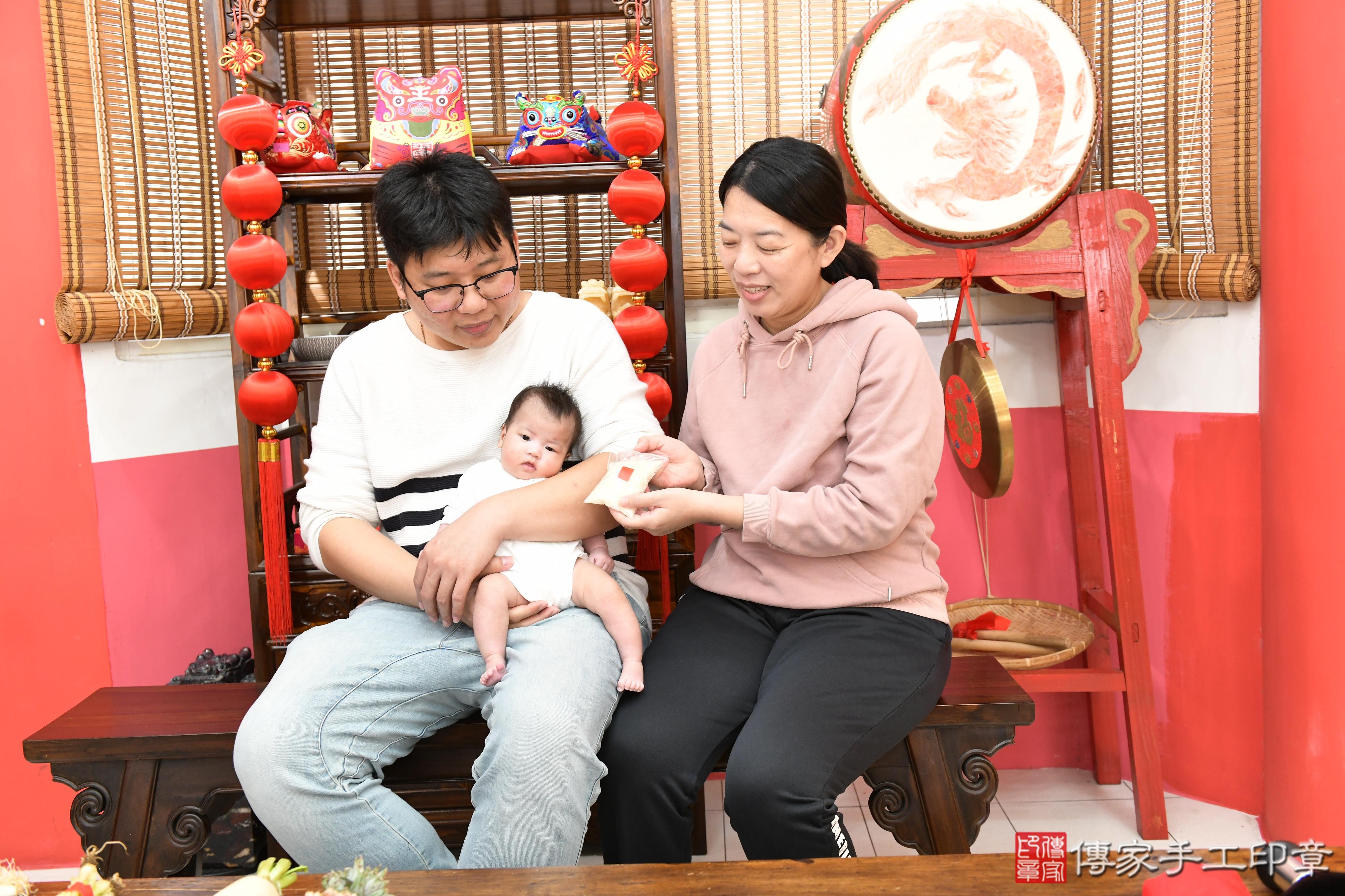 傳家手工印章高雄店、抓周、度脺、中國風會場、傳家嬰兒古禮、吉祥話、抓周道具物品24種、拍照。抓周證書。寶寶抓周、滿周歲、生日快樂、祝福 傳家手工印章高雄店、抓周、度脺、中國風會場、傳家嬰兒古禮、吉祥話、抓周道具物品24種、拍照。抓周證書。寶寶抓周、滿周歲、生日快樂、祝福