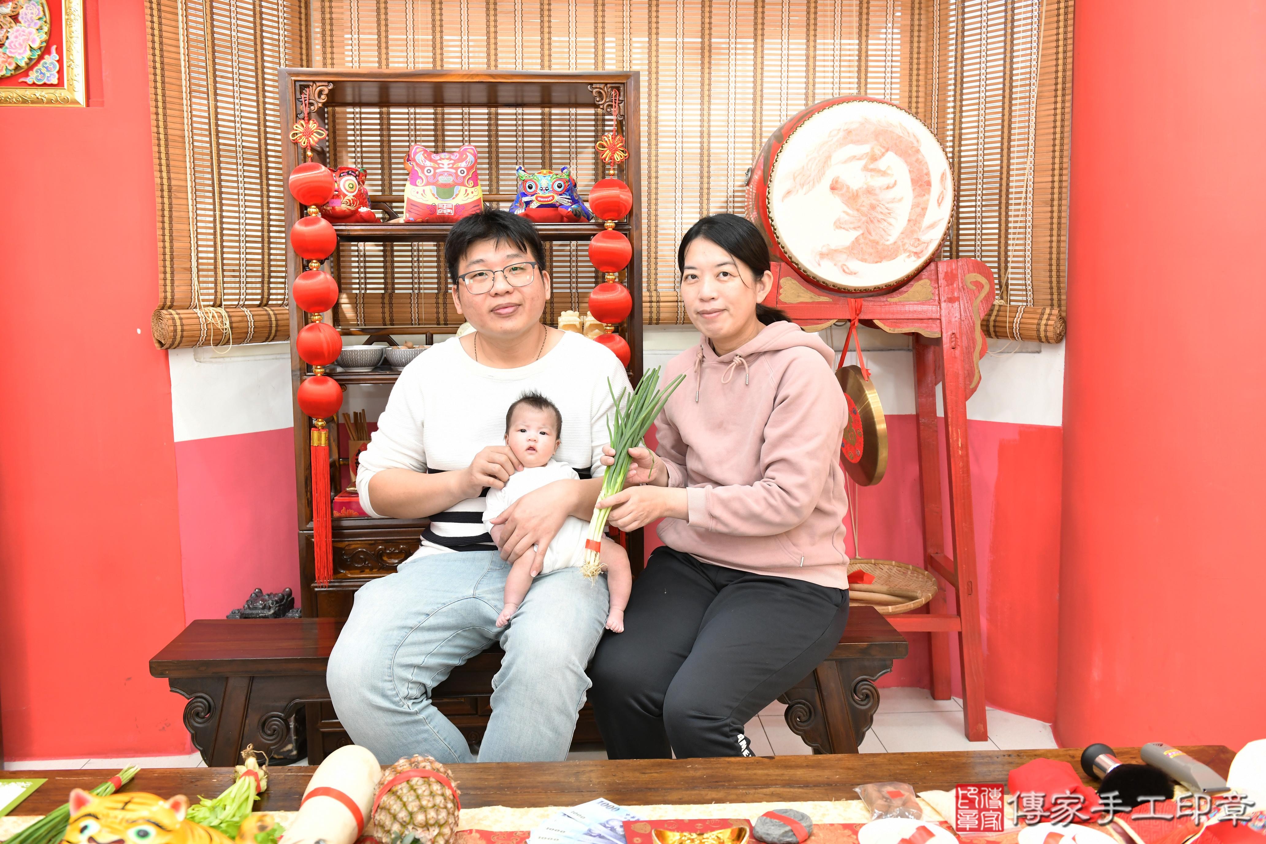 傳家手工印章高雄店、抓周、度脺、中國風會場、傳家嬰兒古禮、吉祥話、抓周道具物品24種、拍照。抓周證書。寶寶抓周、滿周歲、生日快樂、祝福 傳家手工印章高雄店、抓周、度脺、中國風會場、傳家嬰兒古禮、吉祥話、抓周道具物品24種、拍照。抓周證書。寶寶抓周、滿周歲、生日快樂、祝福