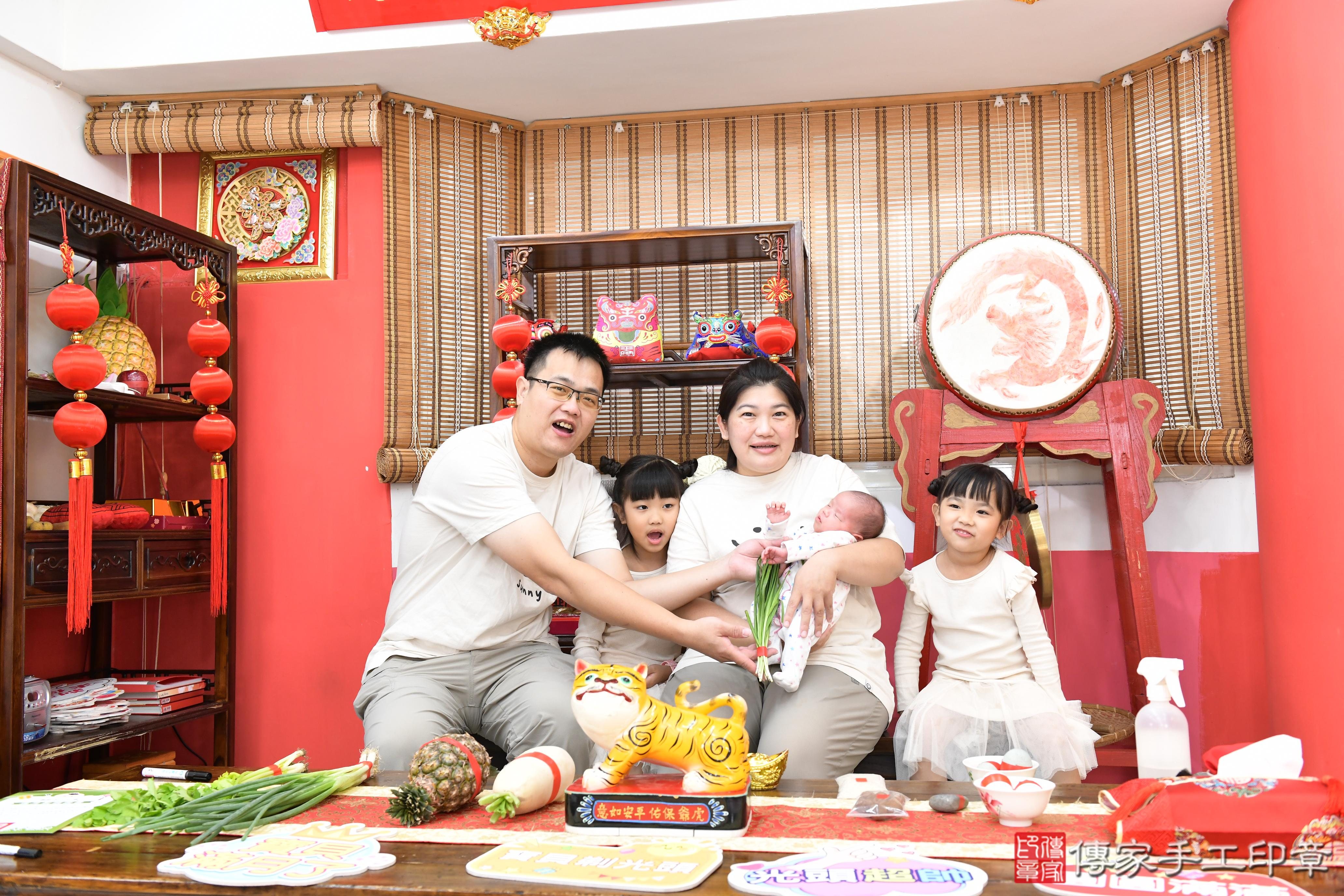 傳家手工印章高雄店、抓周、度脺、中國風會場、傳家嬰兒古禮、吉祥話、抓周道具物品24種、拍照。抓周證書。寶寶抓周、滿周歲、生日快樂、祝福