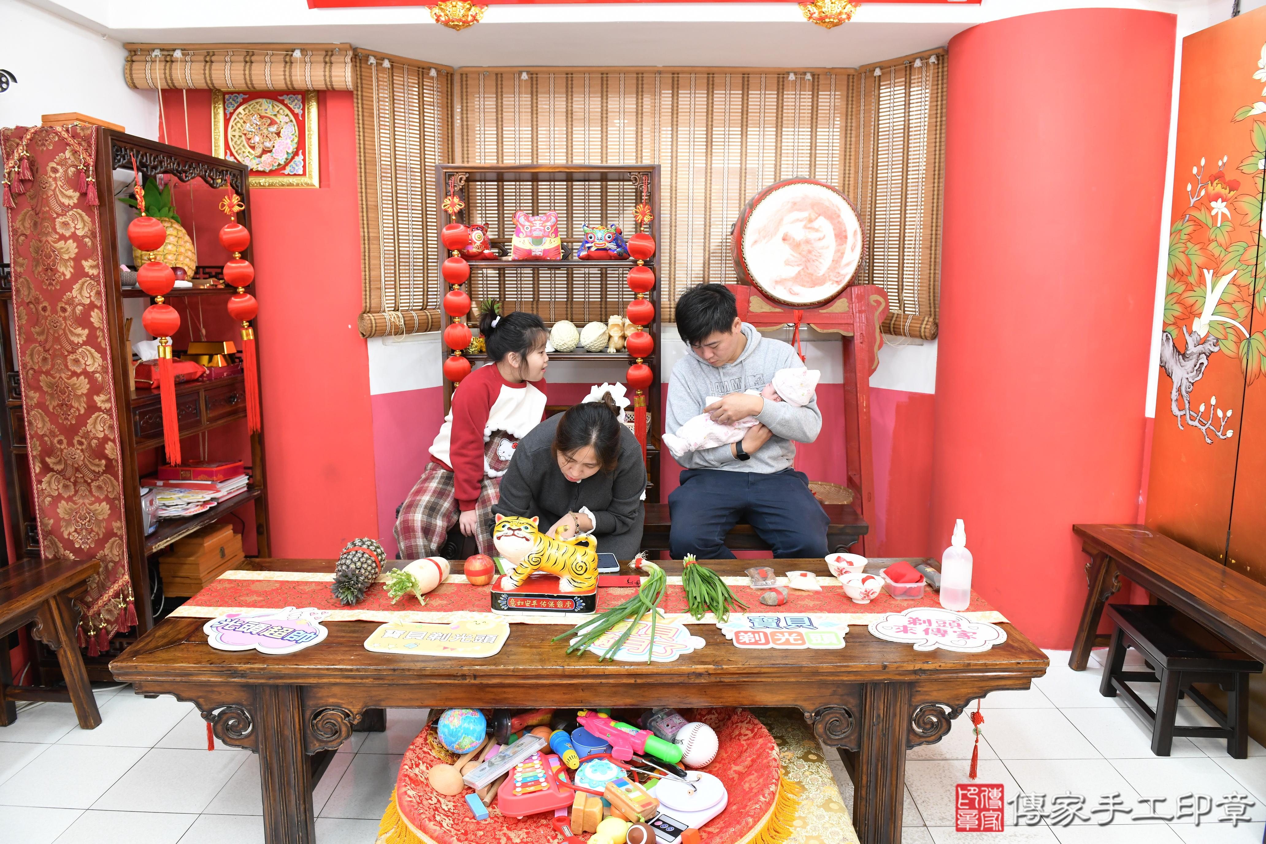 傳家手工印章高雄店、抓周、度脺、中國風會場、傳家嬰兒古禮、吉祥話、抓周道具物品24種、拍照。抓周證書。寶寶抓周、滿周歲、生日快樂、祝福
