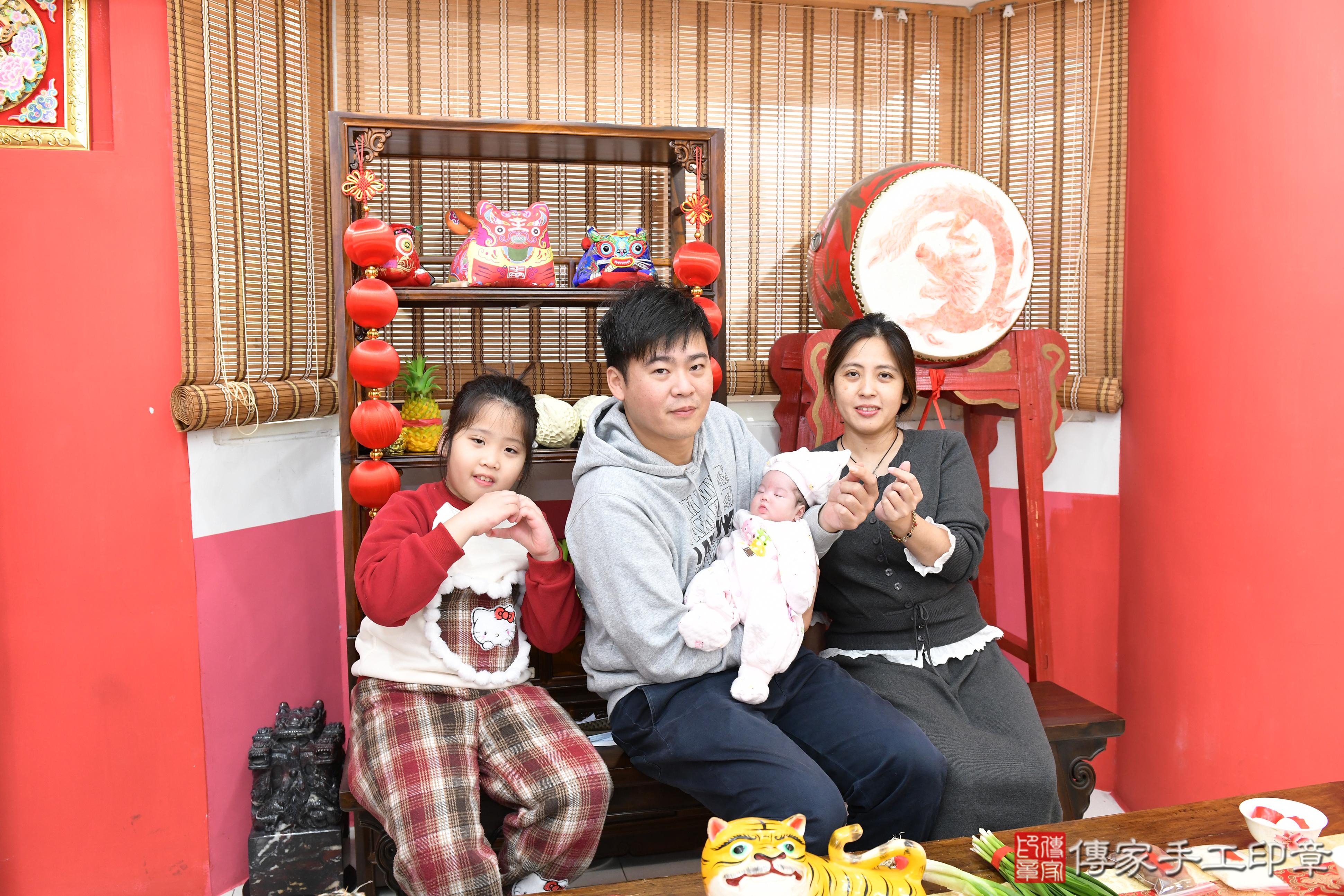 傳家手工印章高雄店、抓周、度脺、中國風會場、傳家嬰兒古禮、吉祥話、抓周道具物品24種、拍照。抓周證書。寶寶抓周、滿周歲、生日快樂、祝福