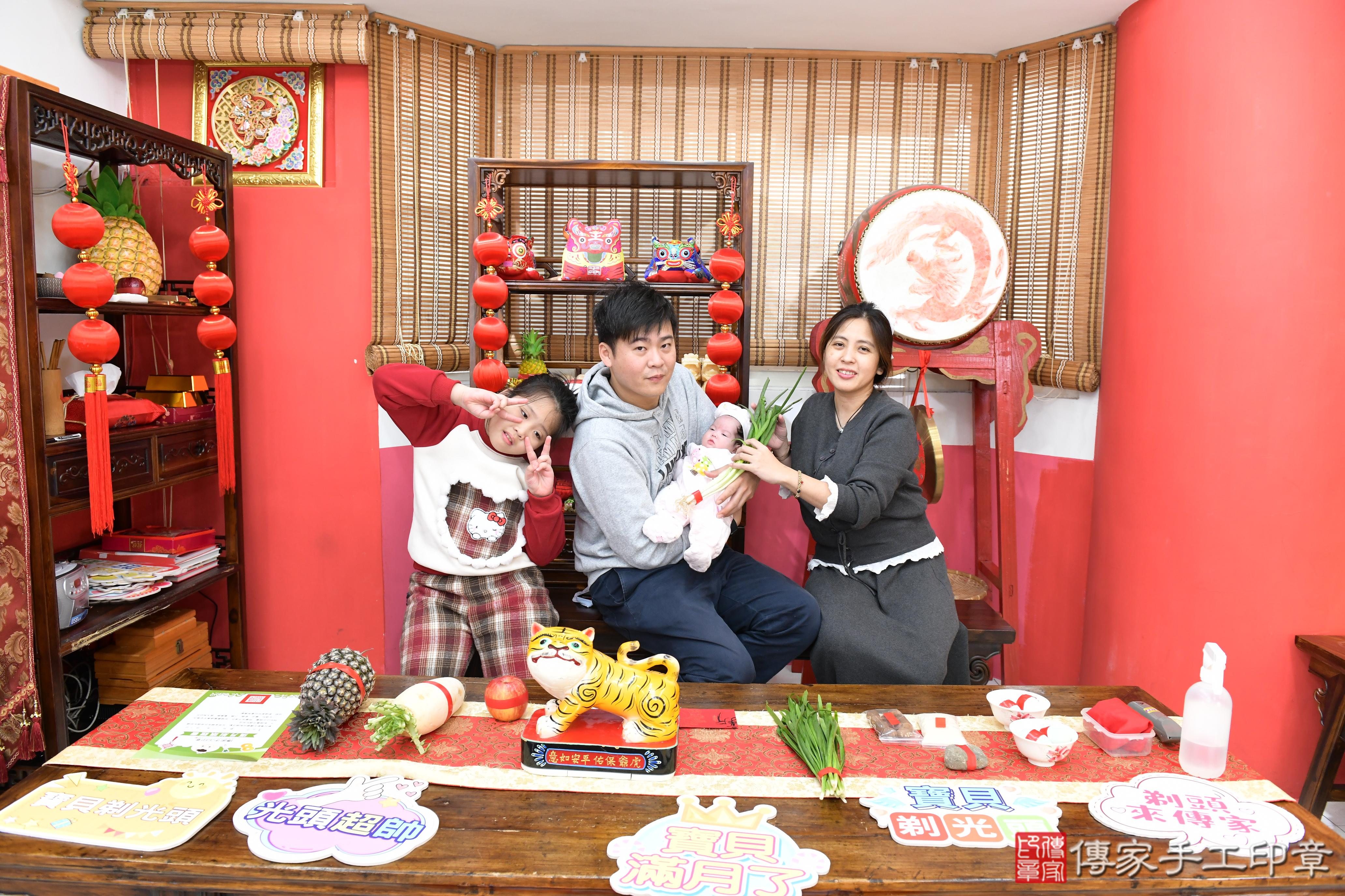 傳家手工印章高雄店、抓周、度脺、中國風會場、傳家嬰兒古禮、吉祥話、抓周道具物品24種、拍照。抓周證書。寶寶抓周、滿周歲、生日快樂、祝福