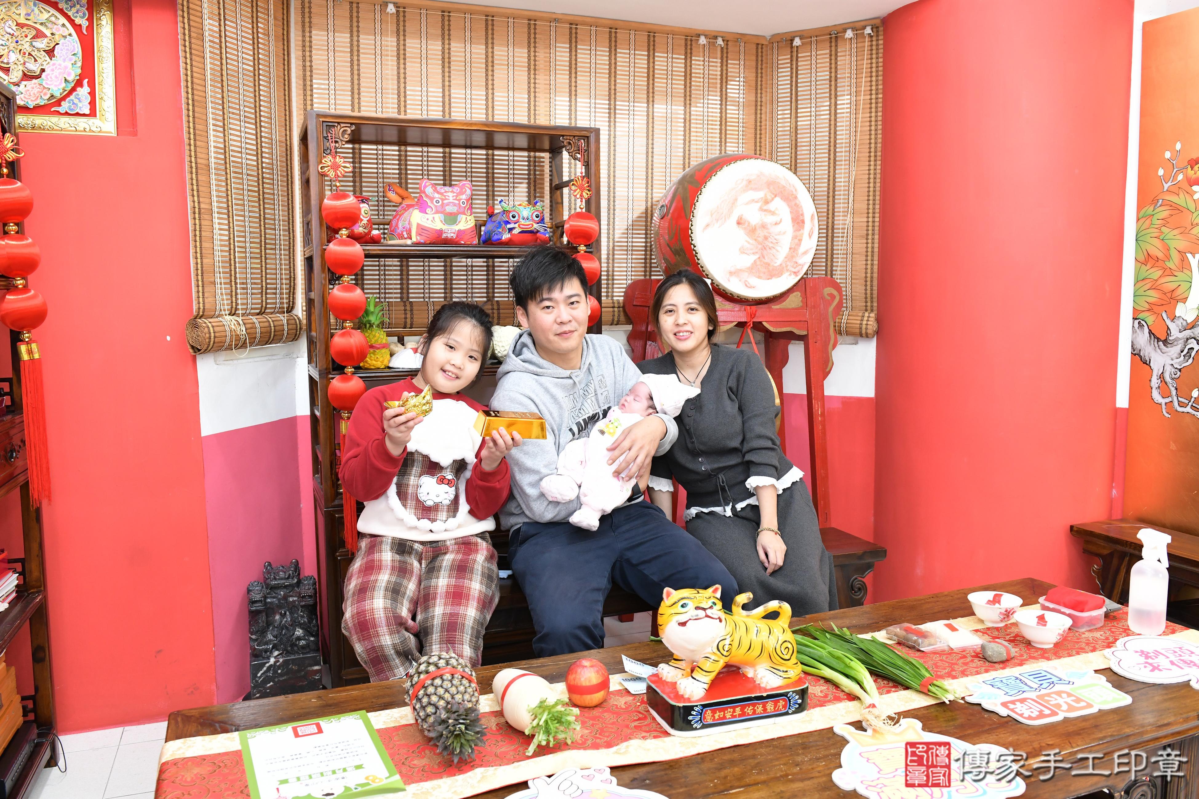 傳家手工印章高雄店、抓周、度脺、中國風會場、傳家嬰兒古禮、吉祥話、抓周道具物品24種、拍照。抓周證書。寶寶抓周、滿周歲、生日快樂、祝福