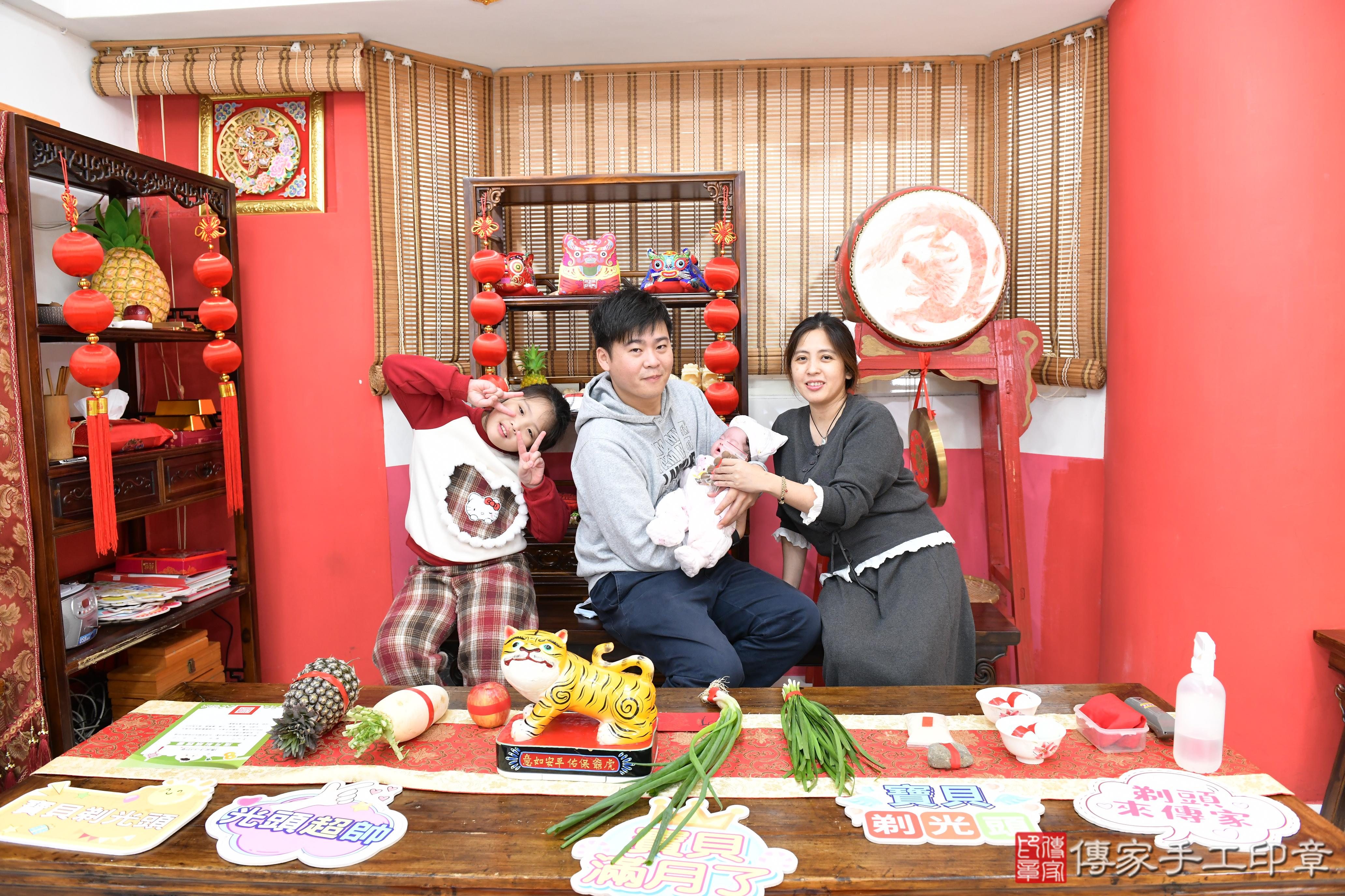 傳家手工印章高雄店、抓周、度脺、中國風會場、傳家嬰兒古禮、吉祥話、抓周道具物品24種、拍照。抓周證書。寶寶抓周、滿周歲、生日快樂、祝福