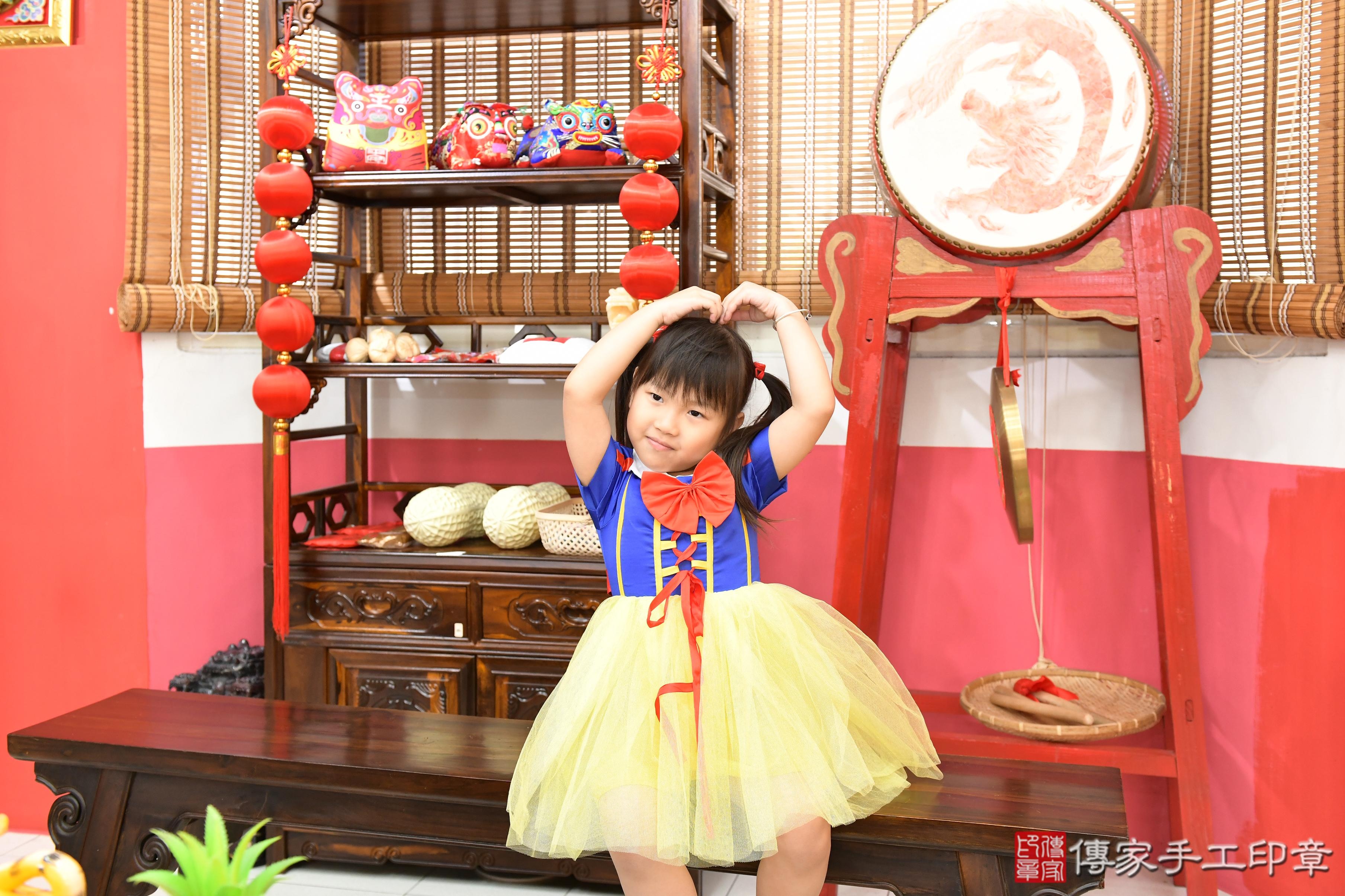 傳家手工印章高雄店、抓周、度脺、中國風會場、傳家嬰兒古禮、吉祥話、抓周道具物品24種、拍照。抓周證書。寶寶抓周、滿周歲、生日快樂、祝福
