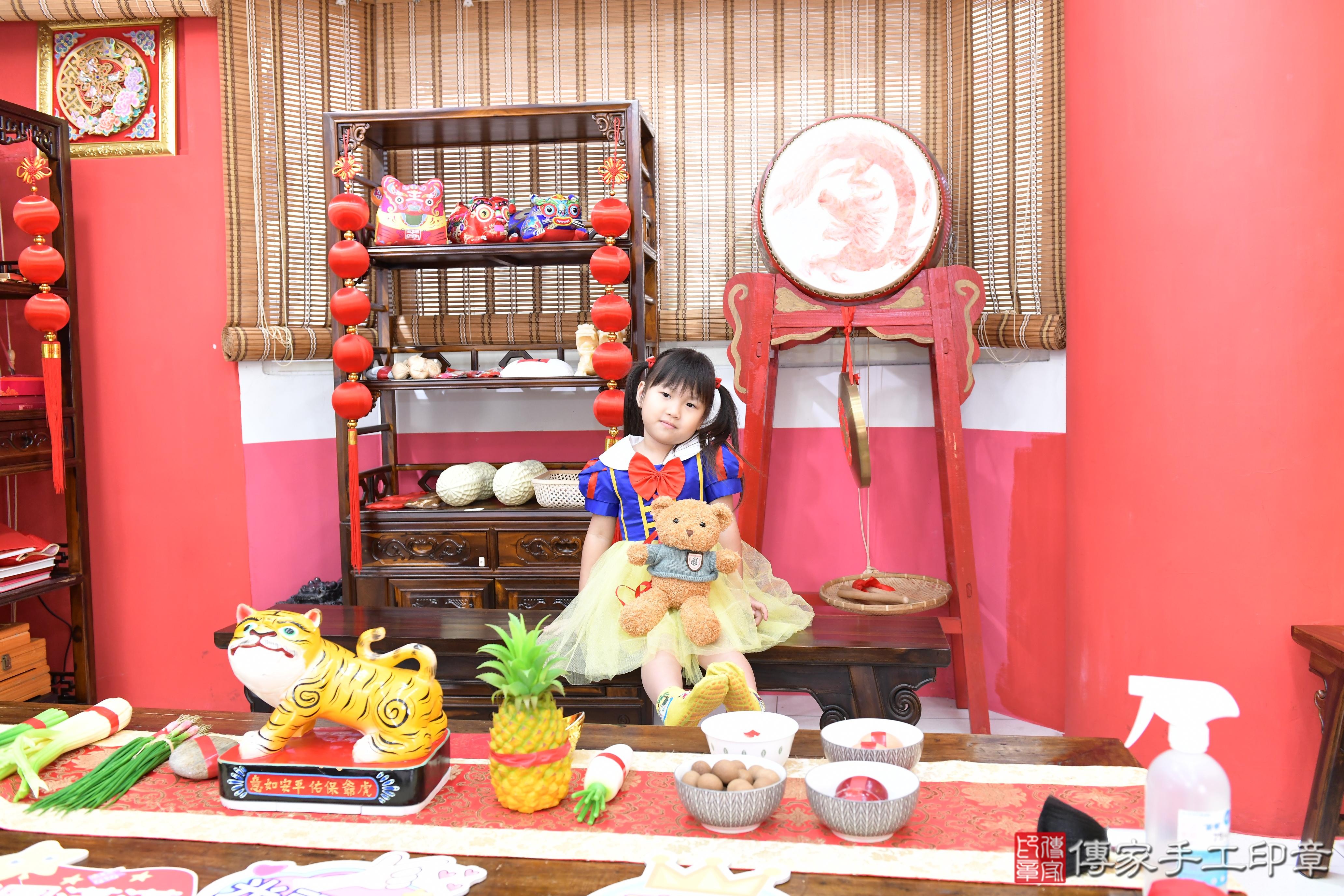 傳家手工印章高雄店、抓周、度脺、中國風會場、傳家嬰兒古禮、吉祥話、抓周道具物品24種、拍照。抓周證書。寶寶抓周、滿周歲、生日快樂、祝福