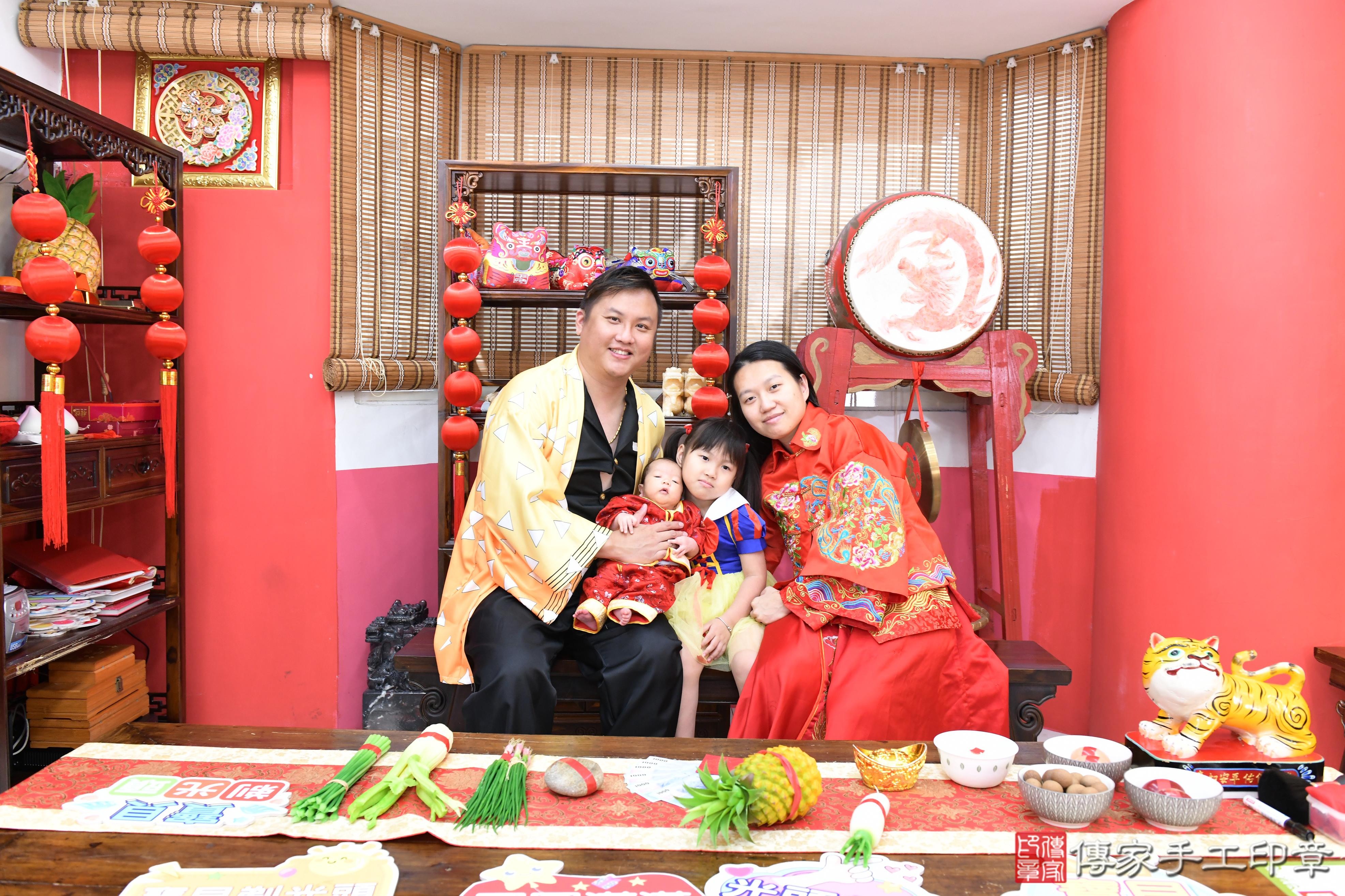 傳家手工印章高雄店、抓周、度脺、中國風會場、傳家嬰兒古禮、吉祥話、抓周道具物品24種、拍照。抓周證書。寶寶抓周、滿周歲、生日快樂、祝福