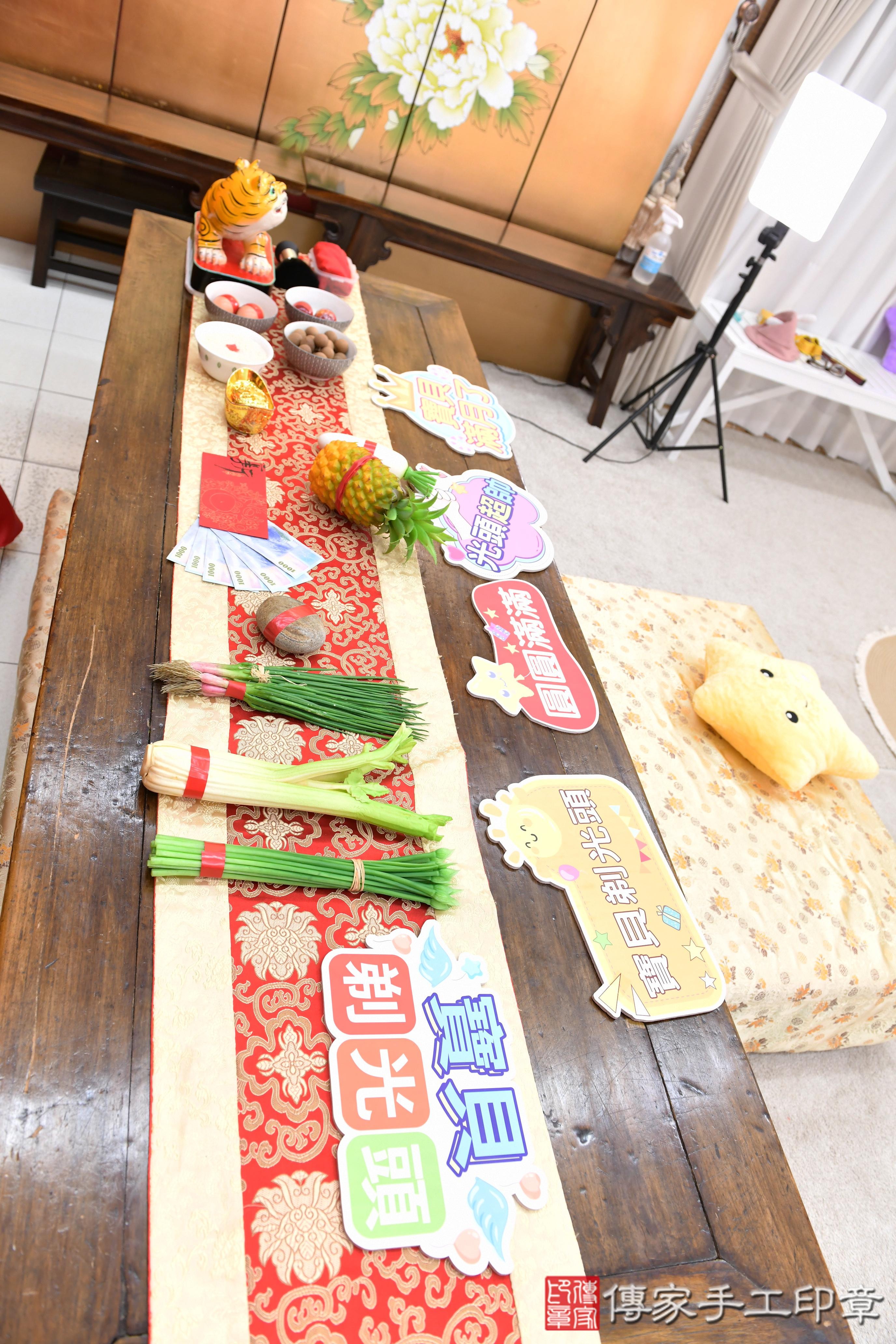 傳家手工印章高雄店、抓周、度脺、中國風會場、傳家嬰兒古禮、吉祥話、抓周道具物品24種、拍照。抓周證書。寶寶抓周、滿周歲、生日快樂、祝福