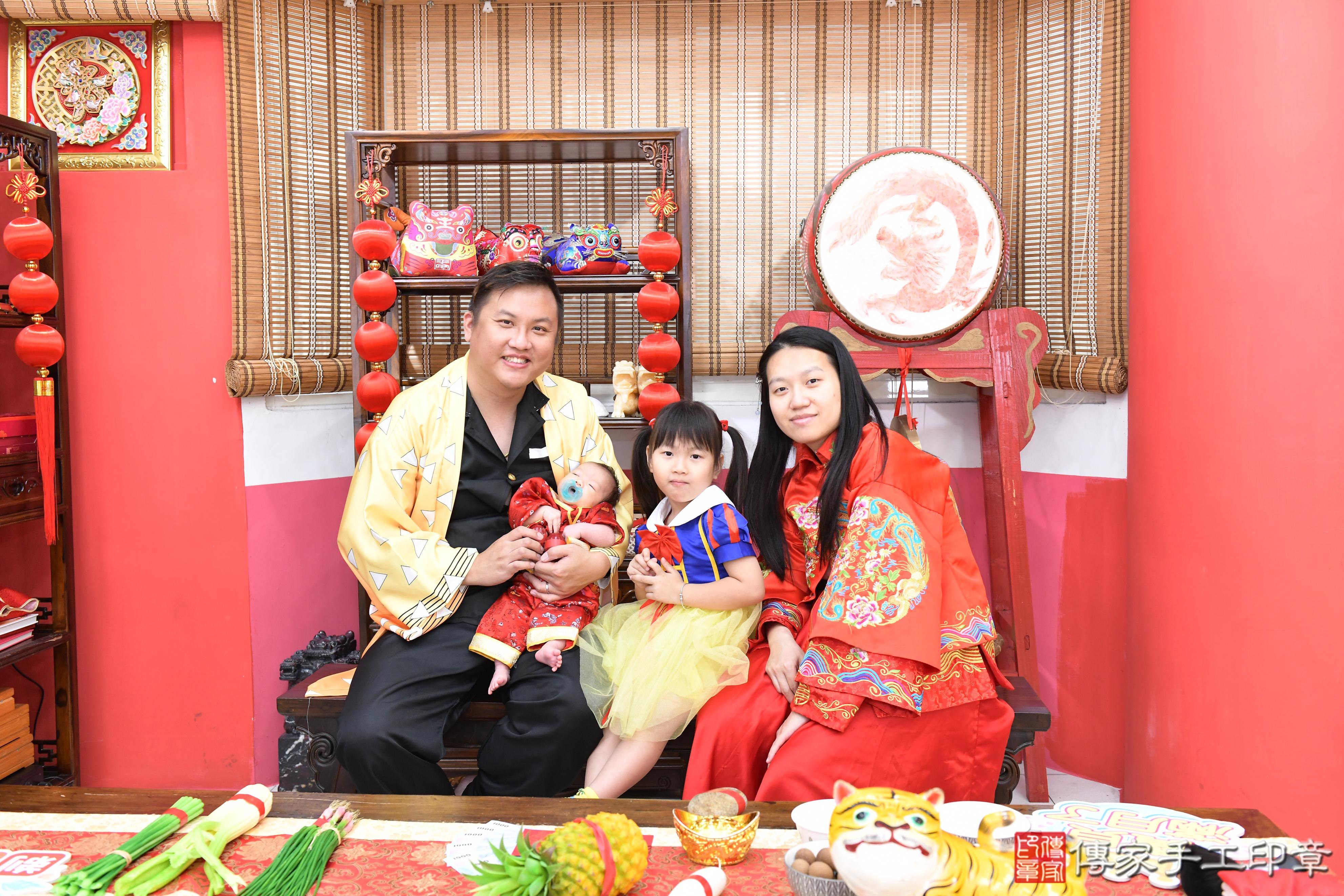 傳家手工印章高雄店、抓周、度脺、中國風會場、傳家嬰兒古禮、吉祥話、抓周道具物品24種、拍照。抓周證書。寶寶抓周、滿周歲、生日快樂、祝福