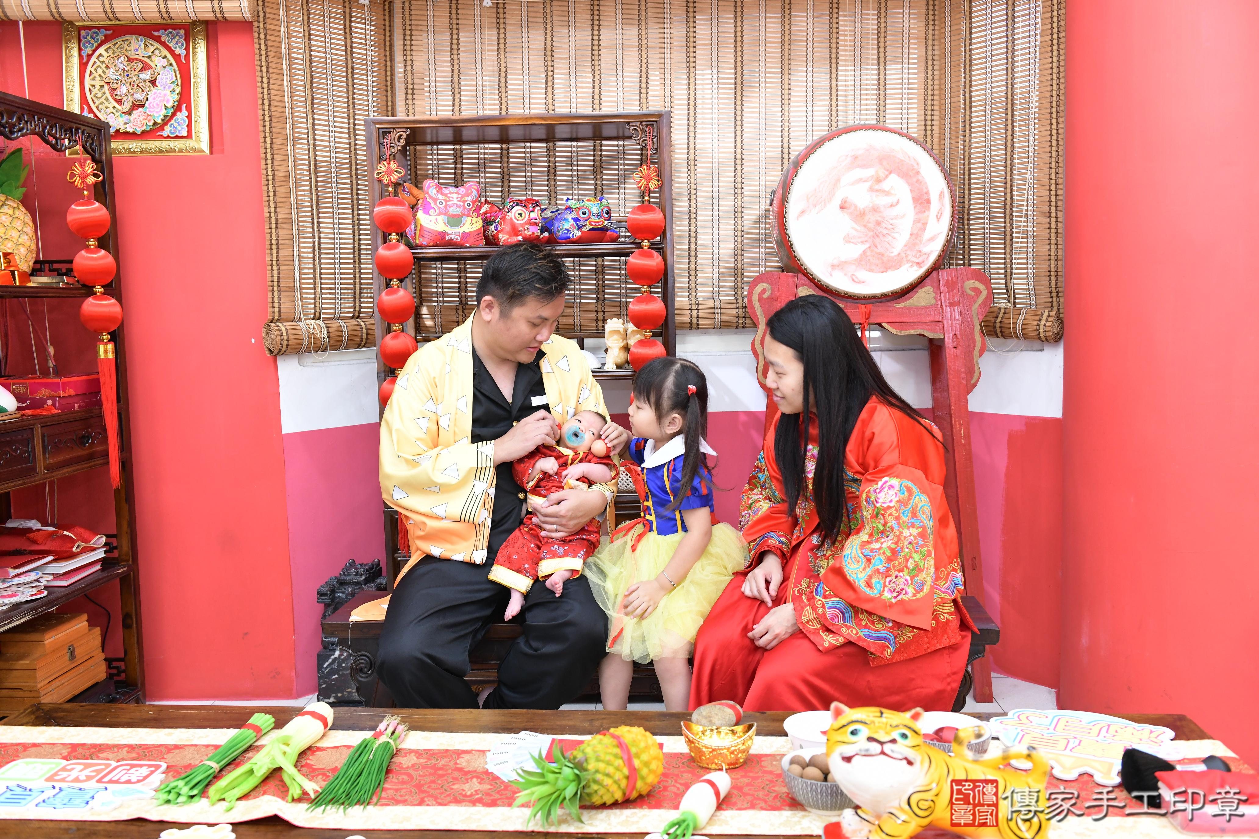 傳家手工印章高雄店、抓周、度脺、中國風會場、傳家嬰兒古禮、吉祥話、抓周道具物品24種、拍照。抓周證書。寶寶抓周、滿周歲、生日快樂、祝福